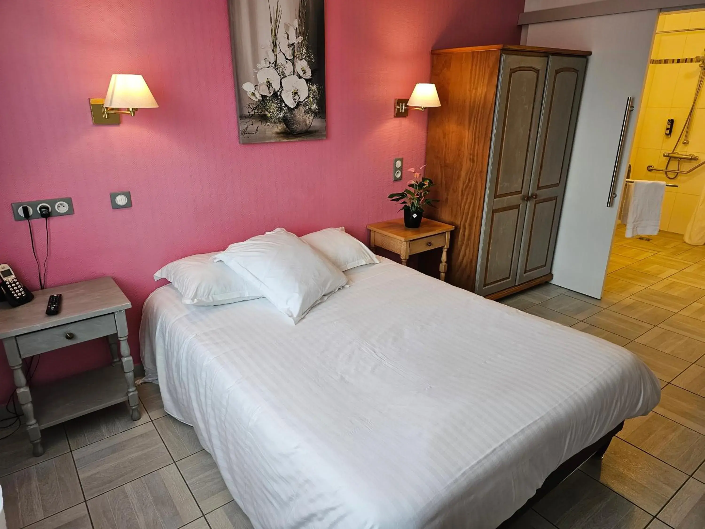 Queen Room - Disability Access in Logis Hôtel Restaurant L'Unique Queen Room - Disability Access in Logis Hôtel Restaurant L'Unique