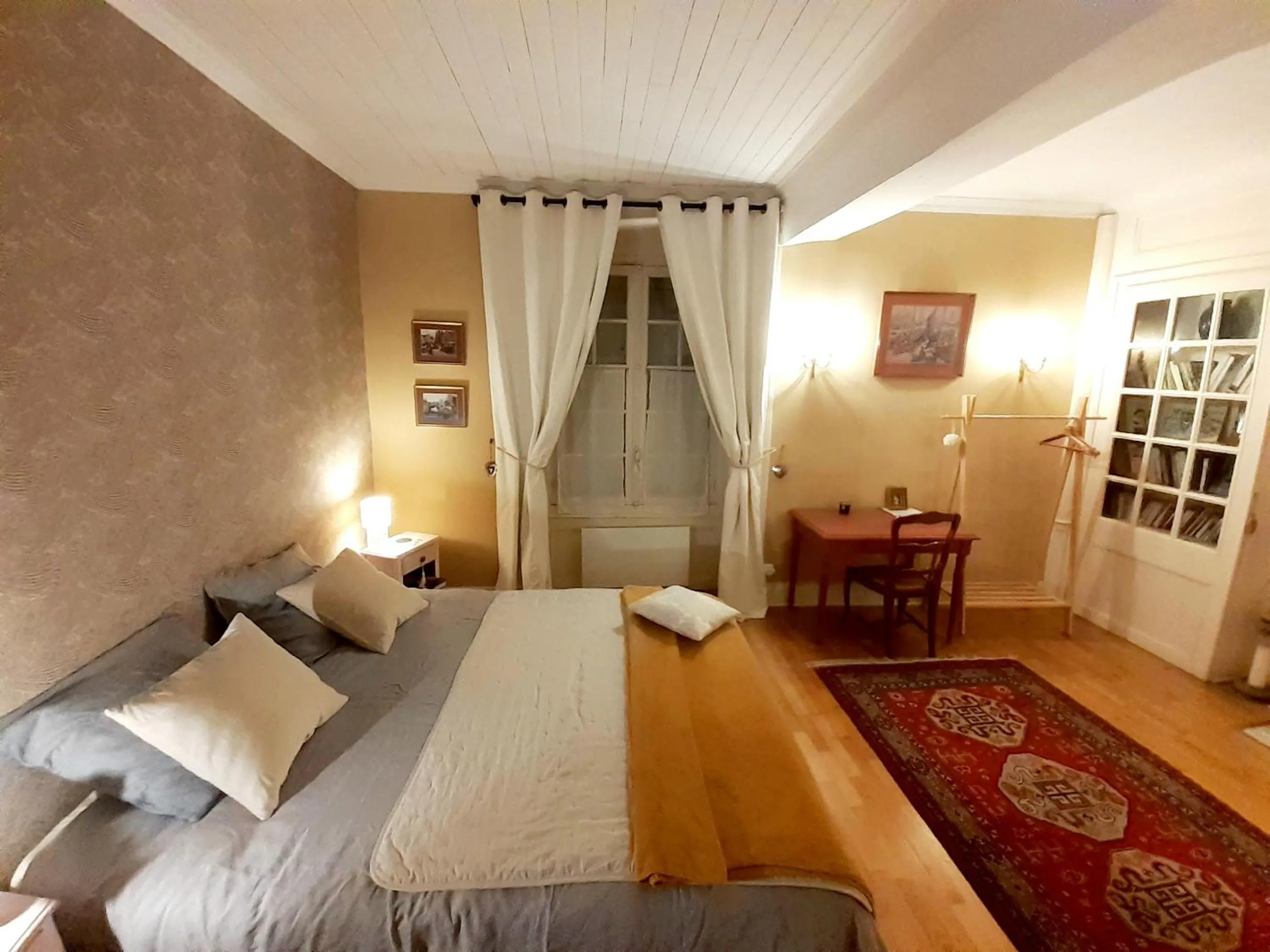 Photo of the whole room, Bed in Manoir Tregont Mab