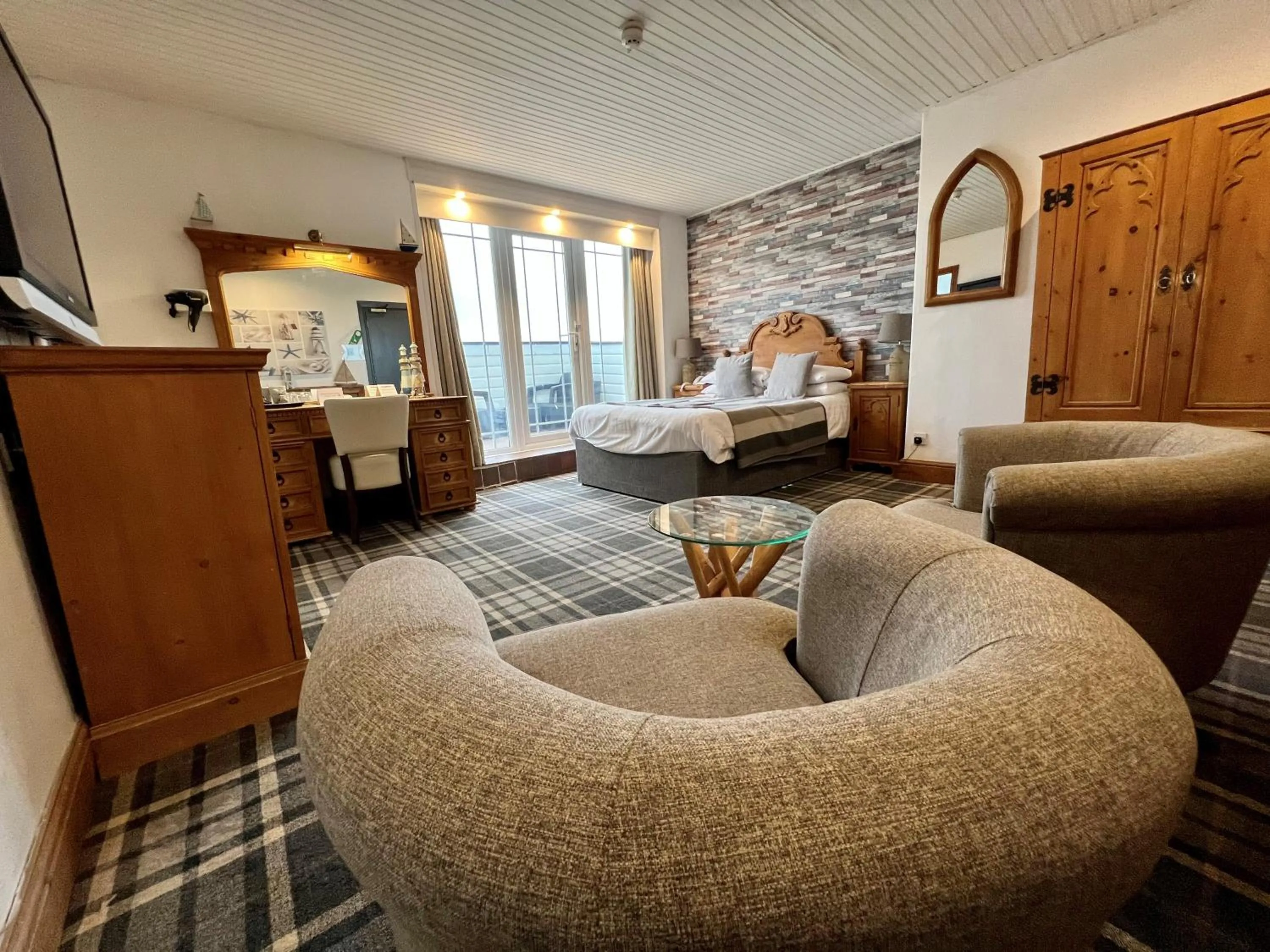 Inn On The Prom At The Fernlea Hotel