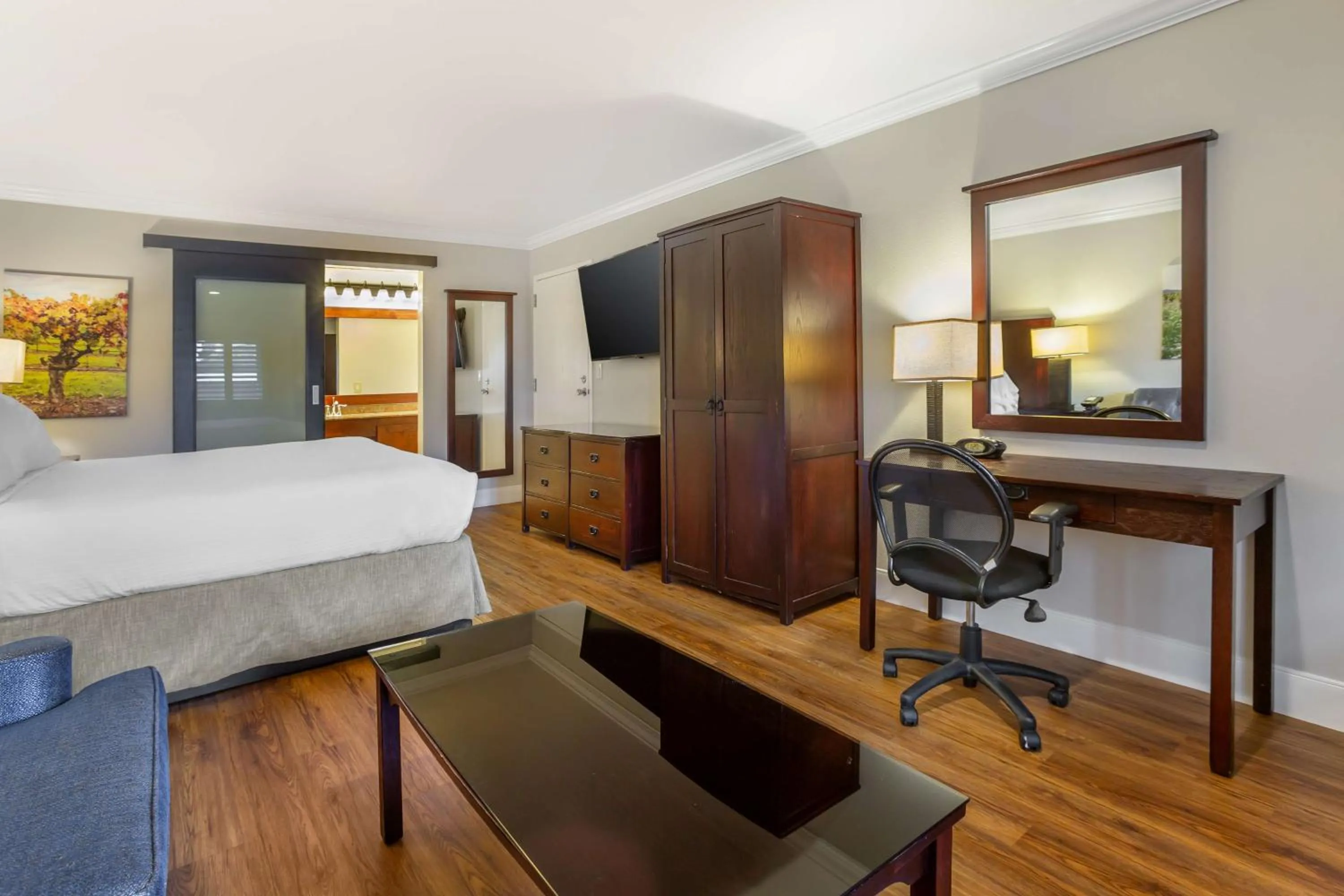 Bedroom, Bed in Best Western Dry Creek Inn