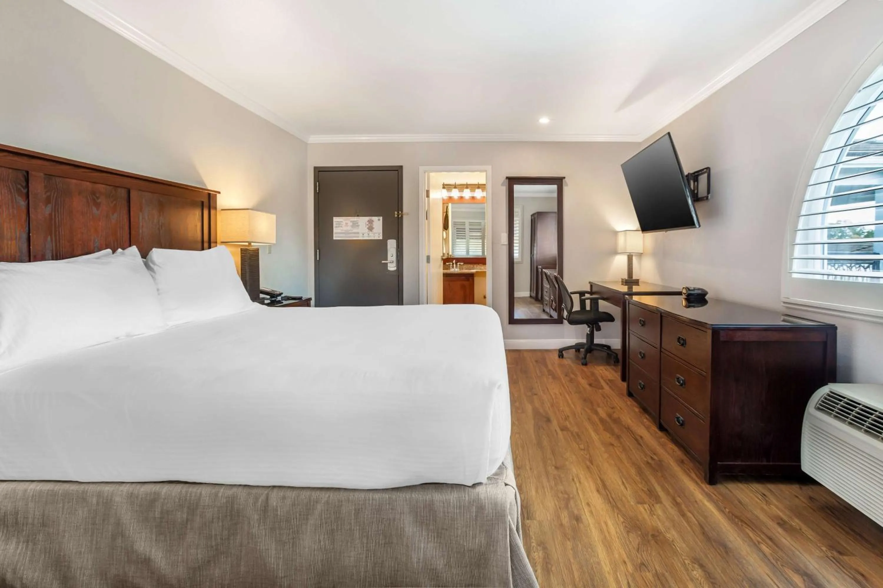 Bedroom, Bed in Best Western Dry Creek Inn