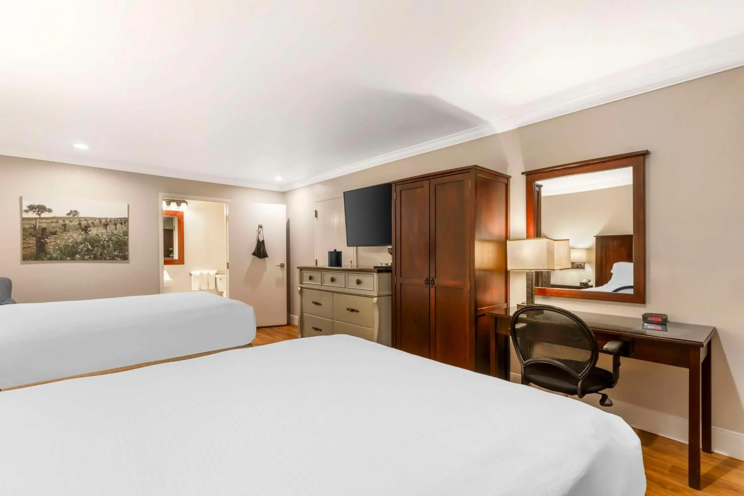 Queen Room with Two Queen Beds – Mobility Accessible in Best Western Dry Creek Inn Queen Room with Two Queen Beds – Mobility Accessible in Best Western Dry Creek Inn