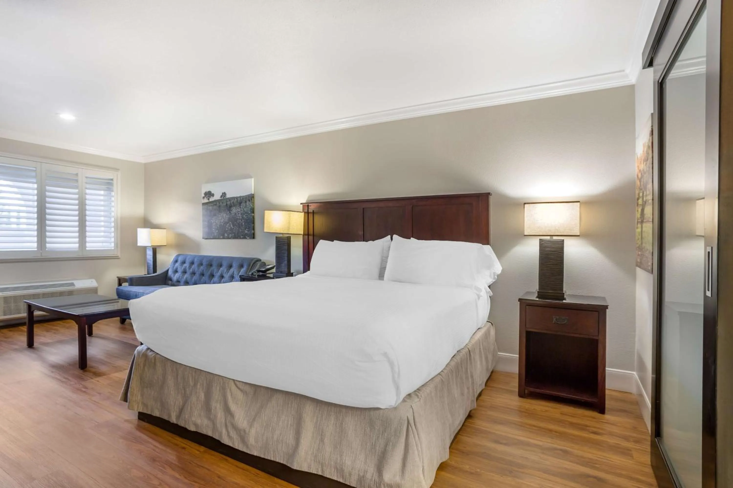 Bedroom, Bed in Best Western Dry Creek Inn