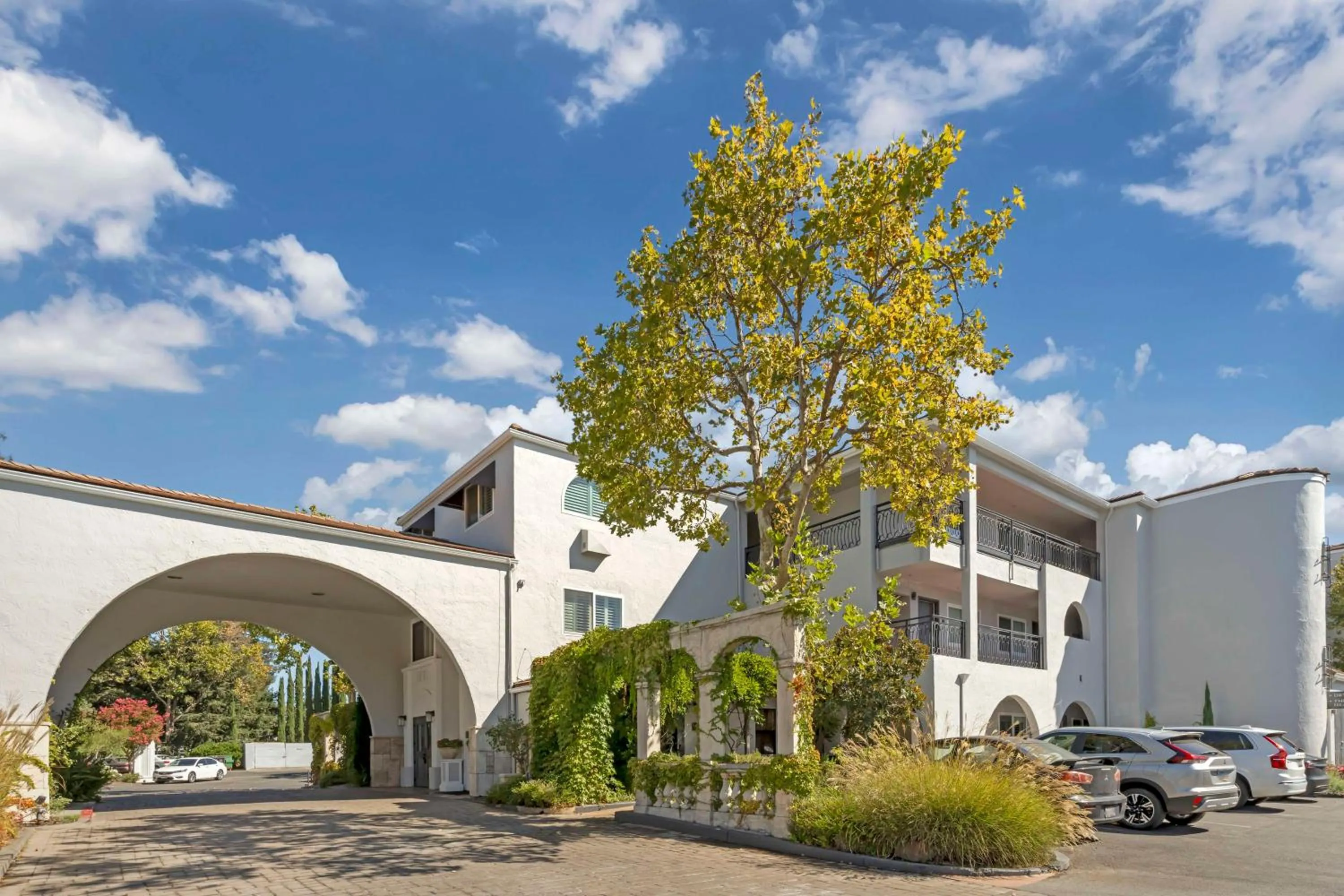 Property building in Best Western Dry Creek Inn