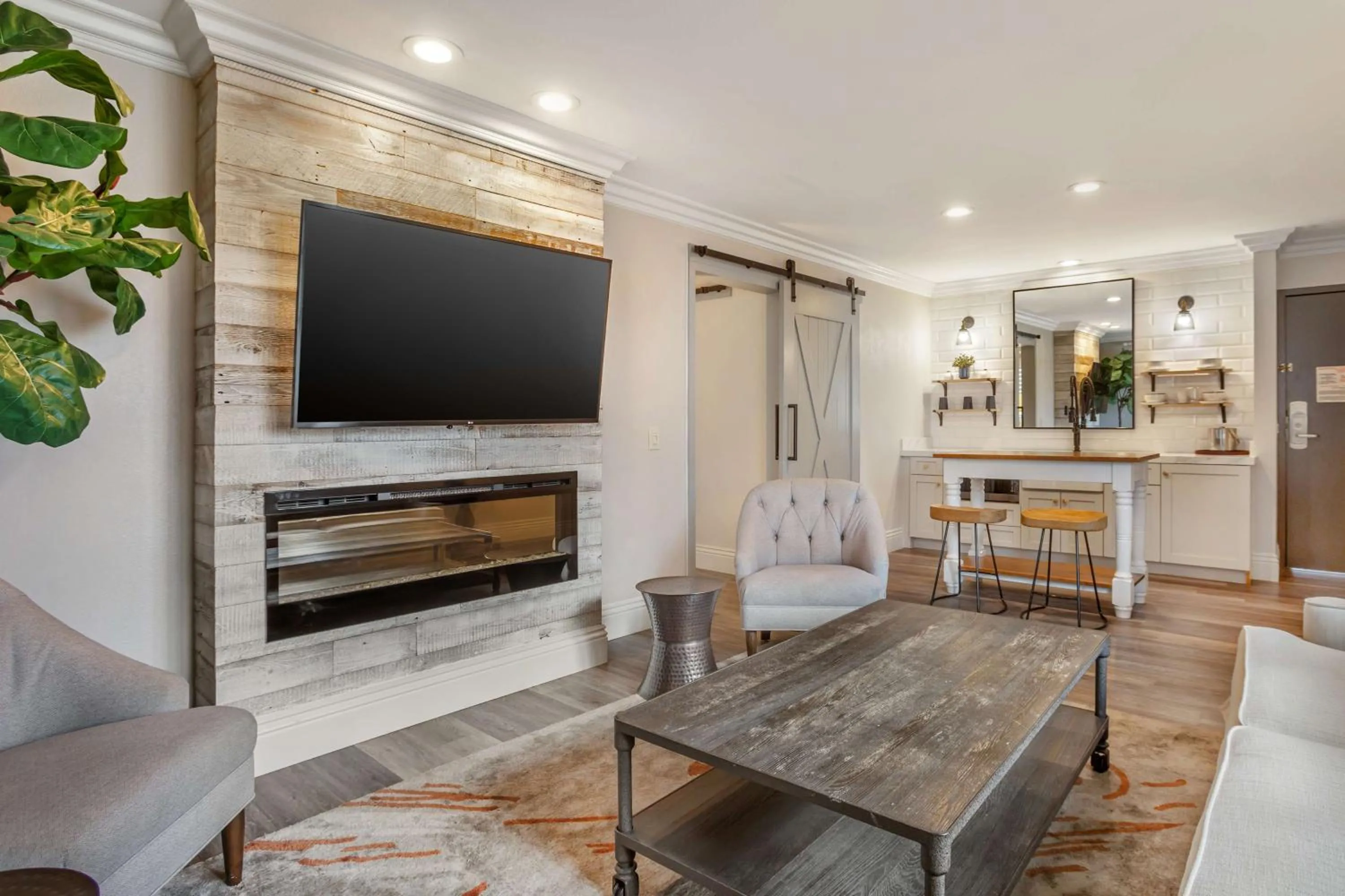 Photo of the whole room in Best Western Dry Creek Inn