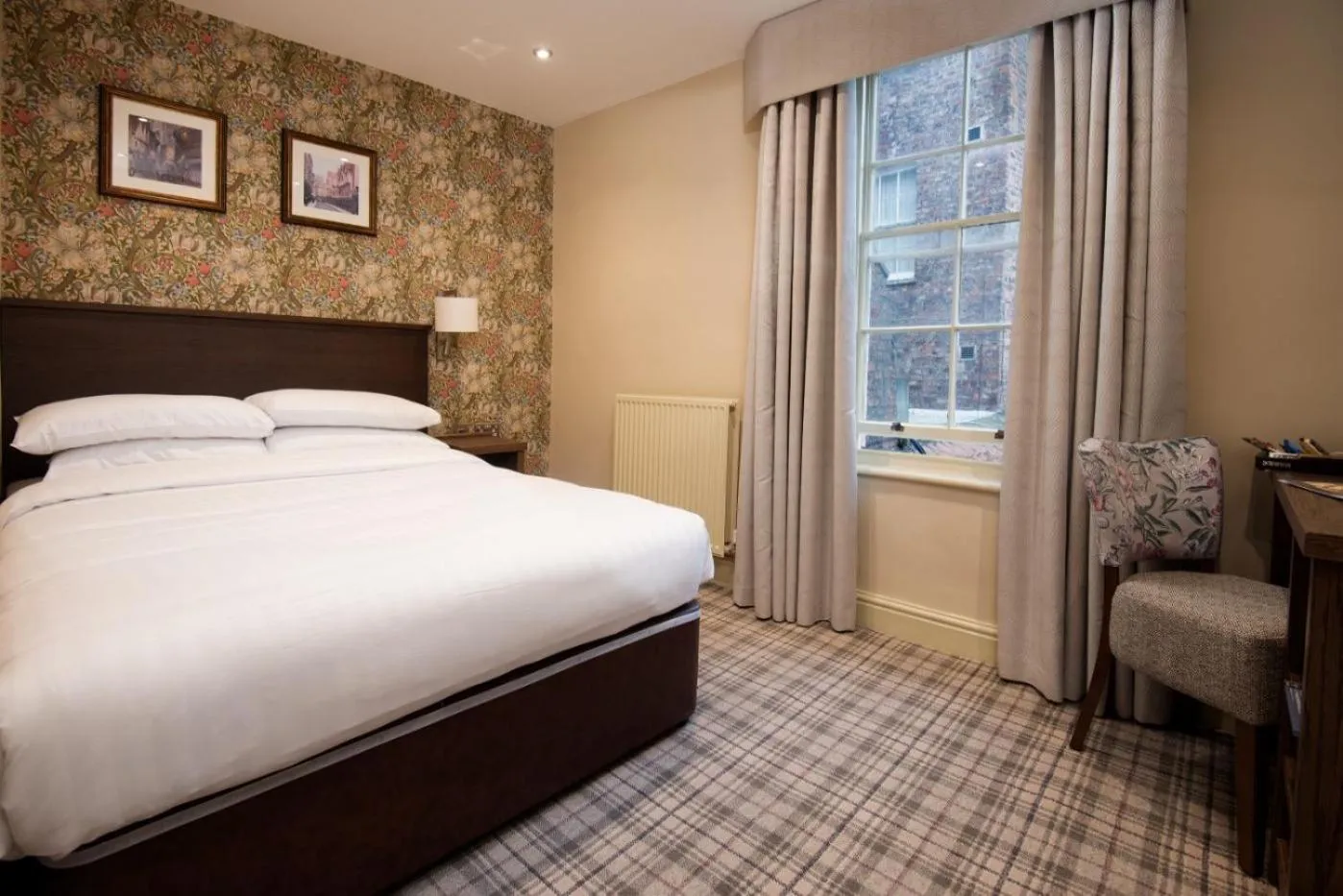 Toilet, Bed in The Dean Court