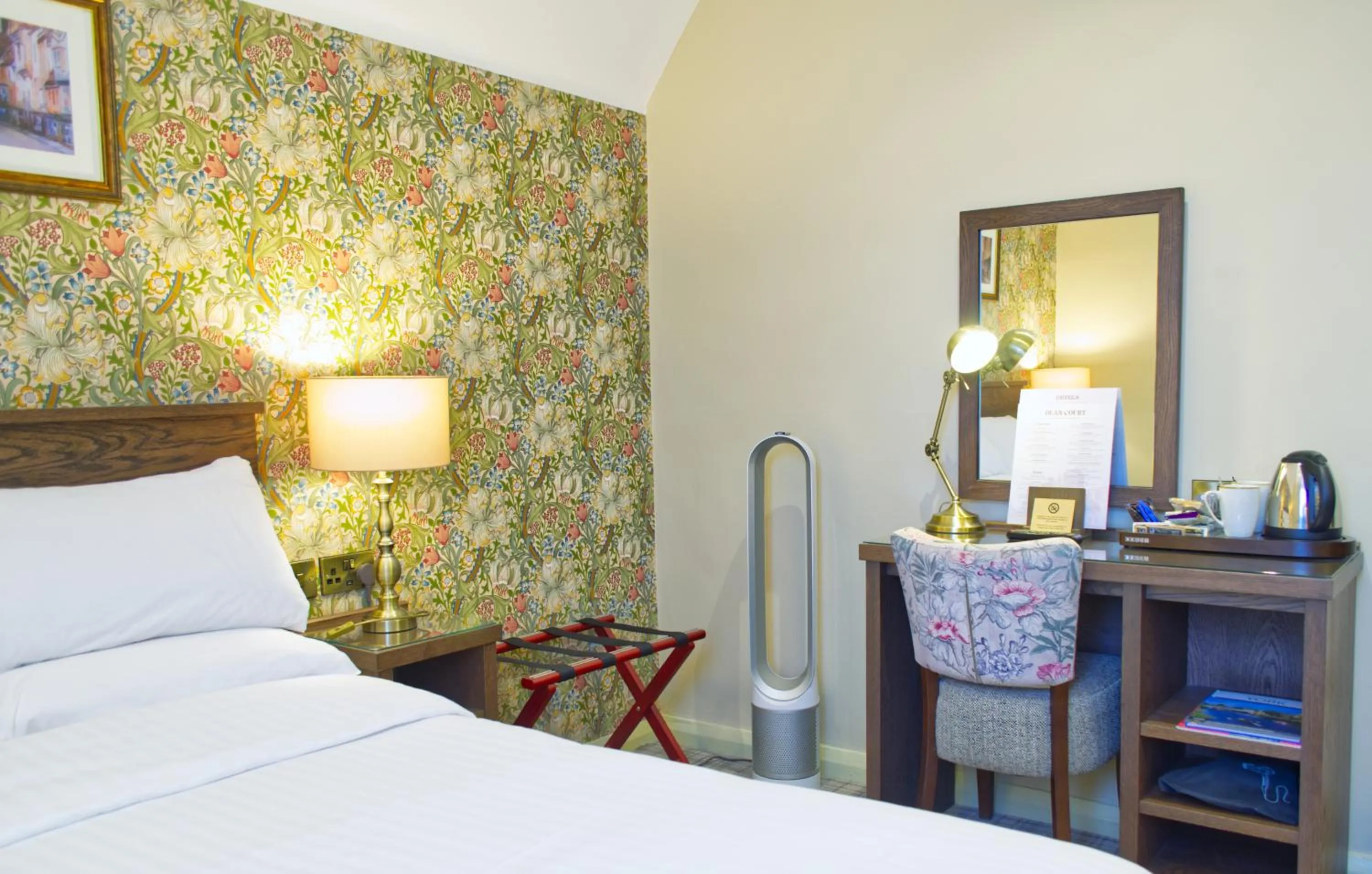 Coffee/tea facilities, Bed in The Dean Court