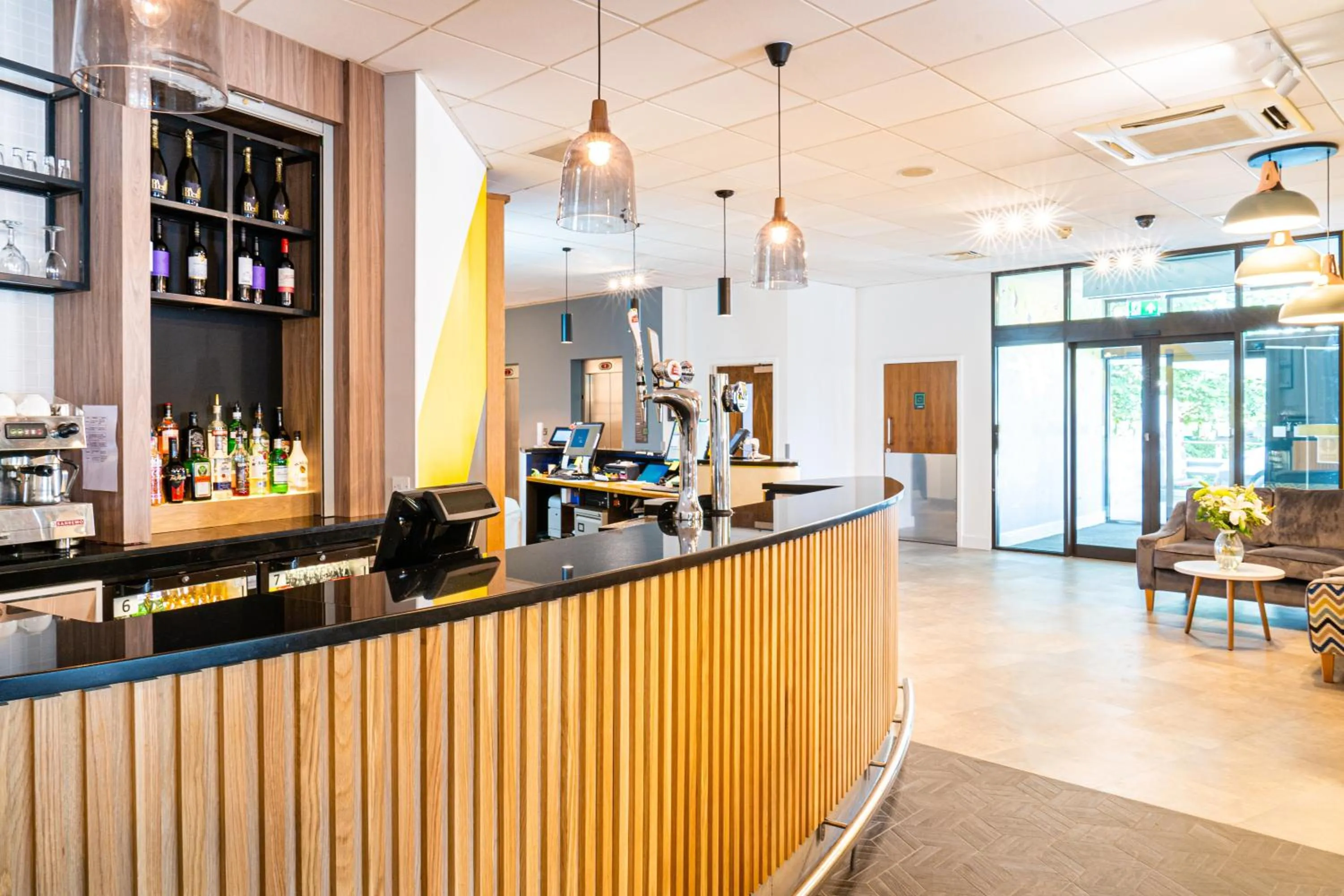 Lounge or bar in Holiday Inn Bournemouth by IHG