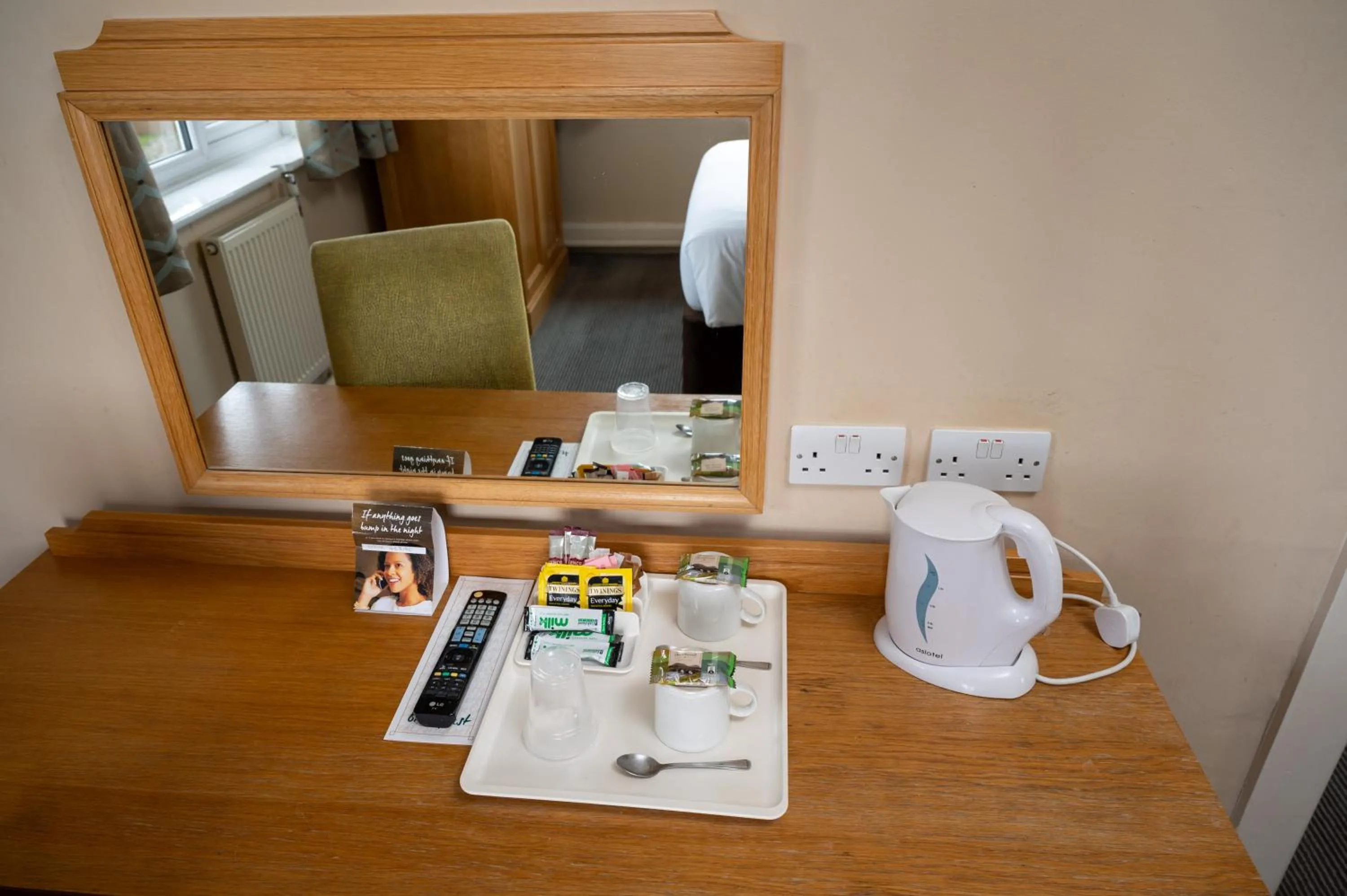 Coffee/tea facilities in Commodore Hotel by Greene King Inns