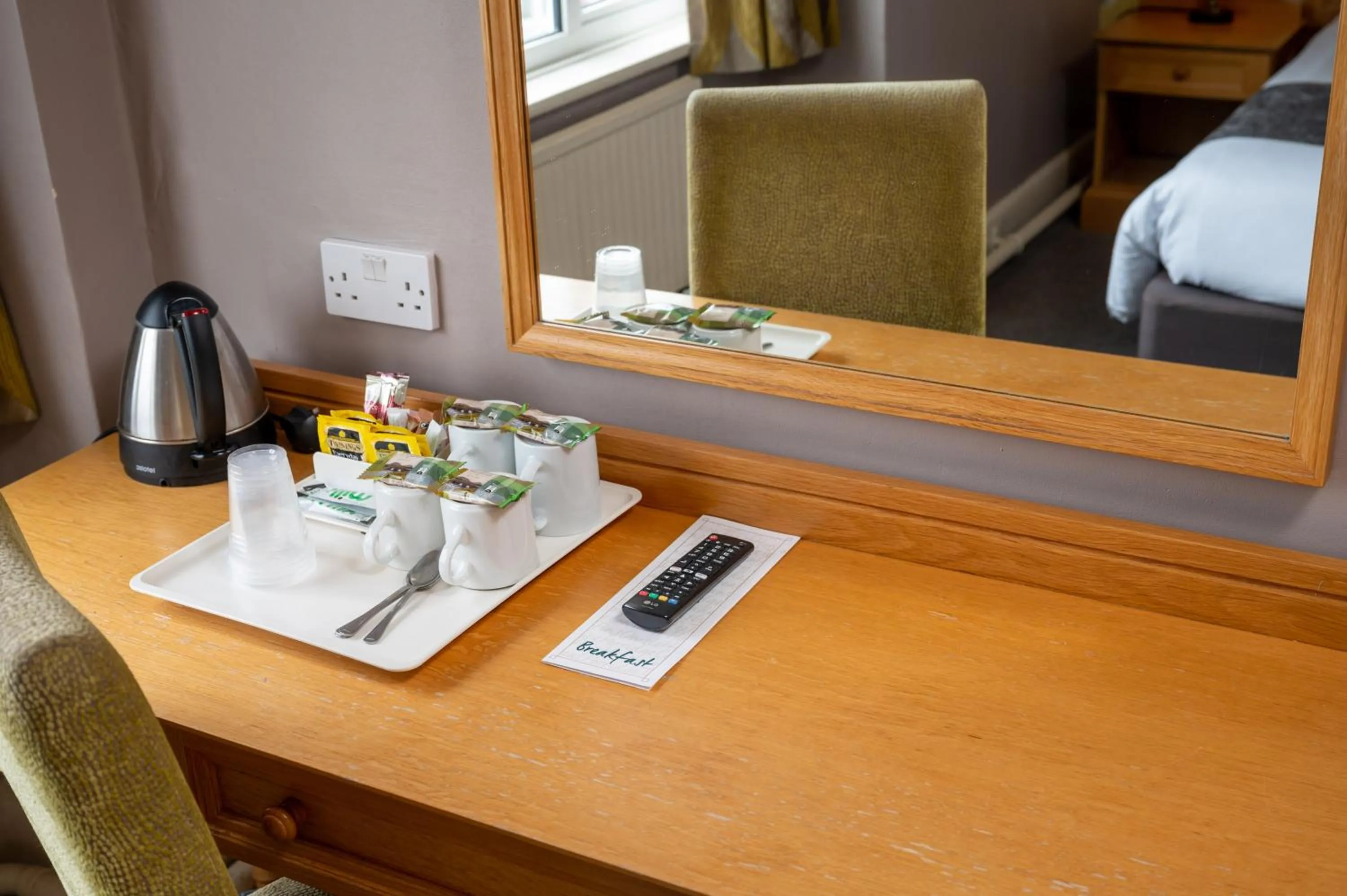 Coffee/tea facilities in Commodore Hotel by Greene King Inns