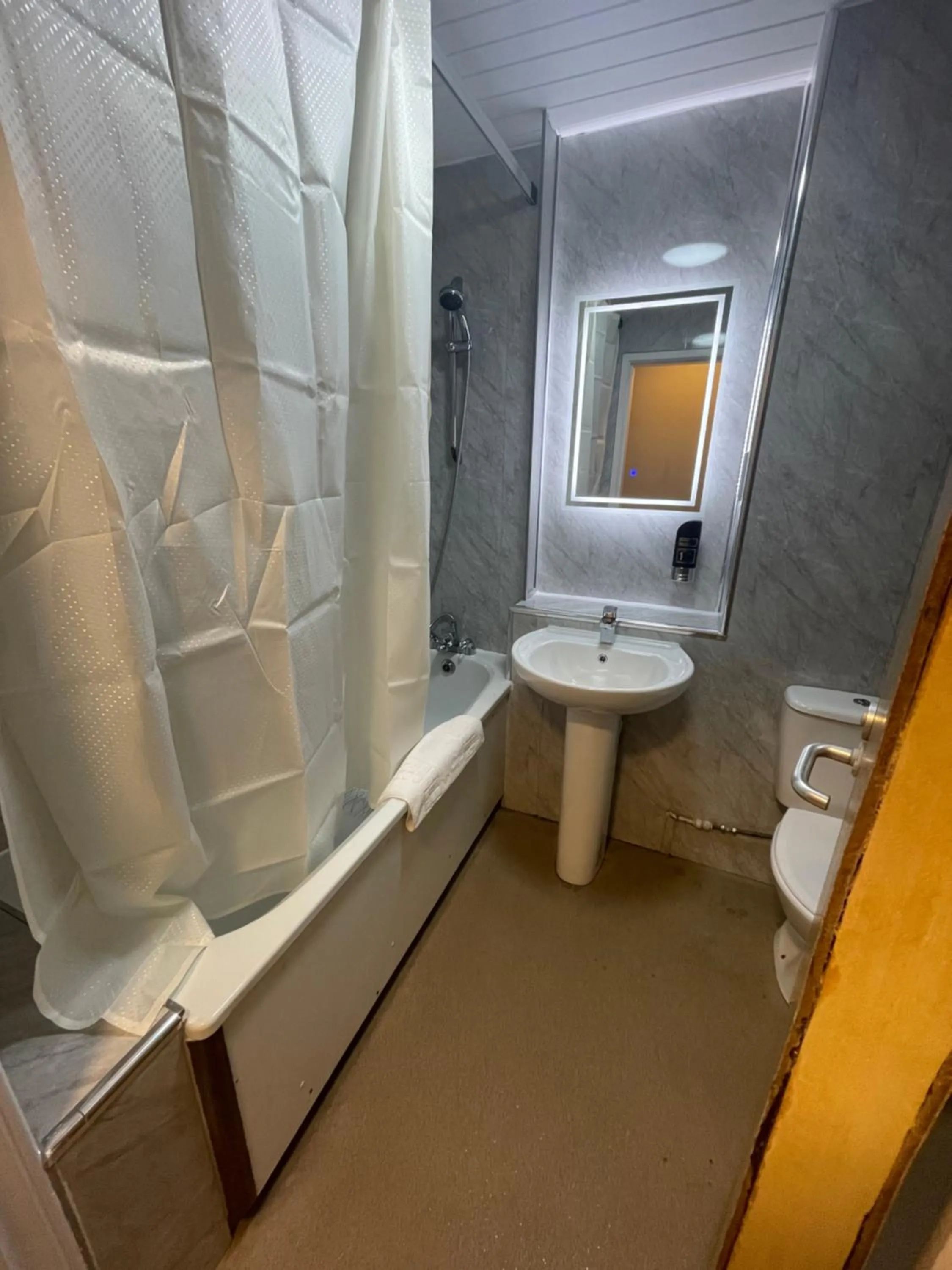 Bathroom in Hylands Hotel