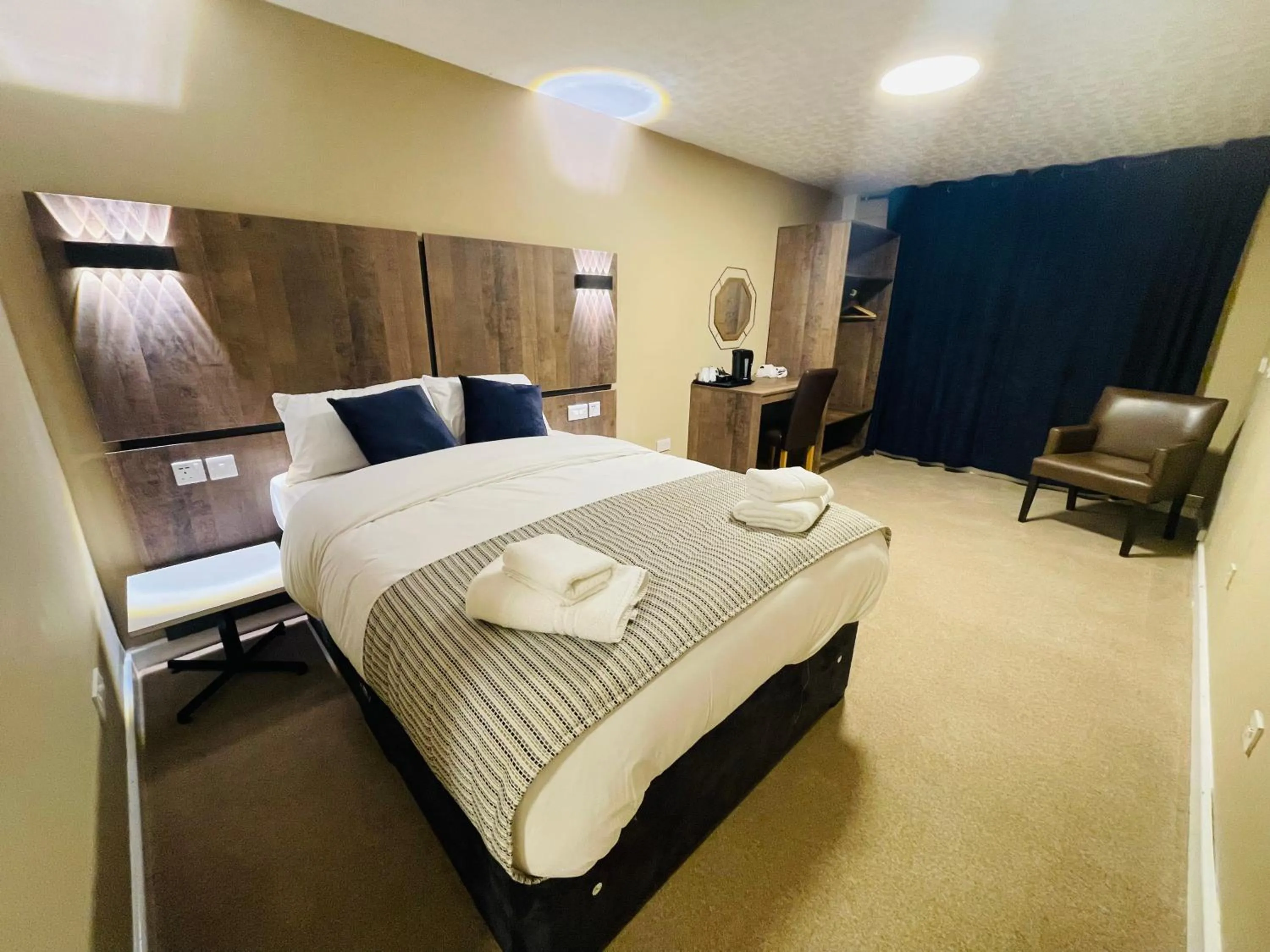 Photo of the whole room, Bed in Hylands Hotel