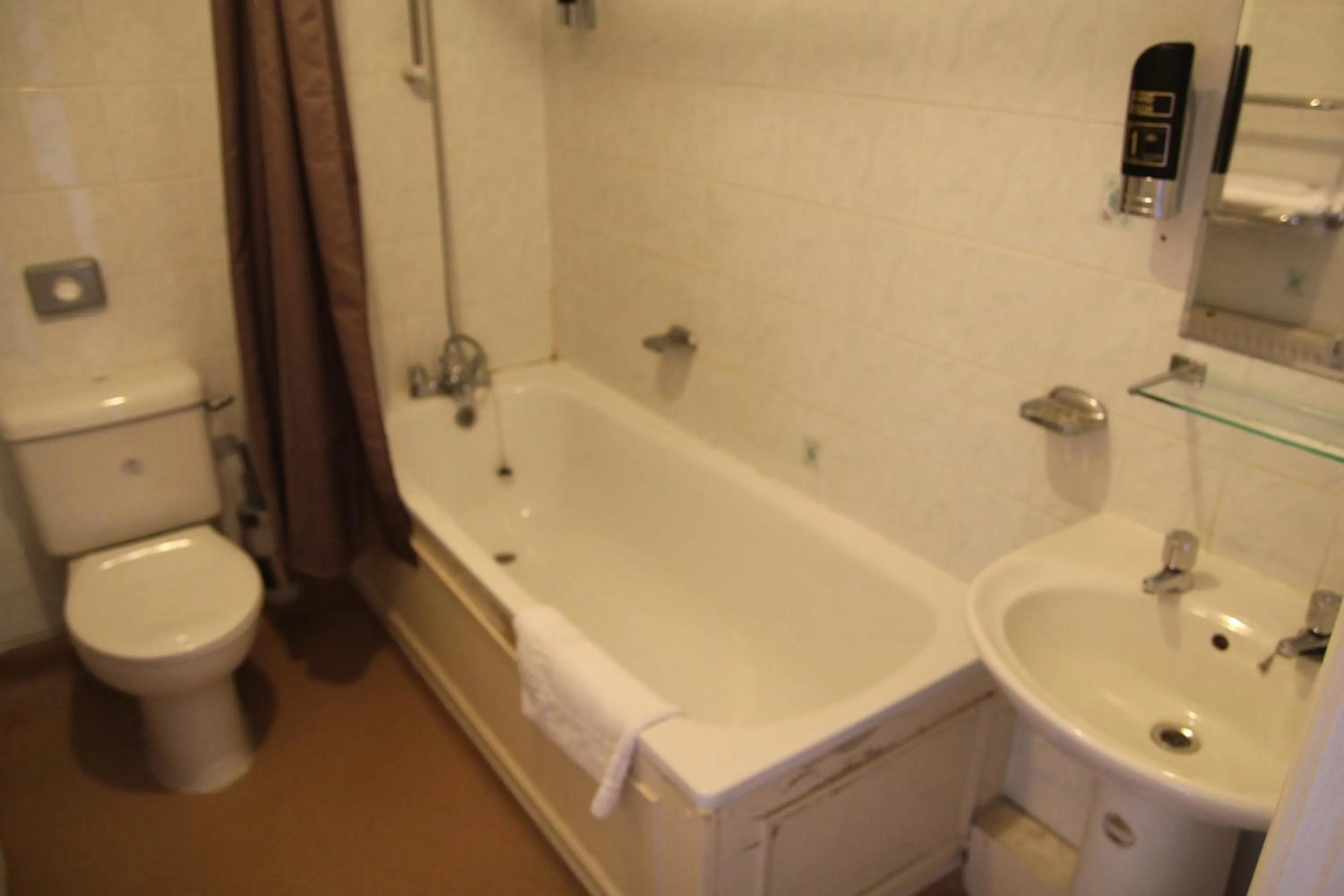 Bathroom in Hylands Hotel