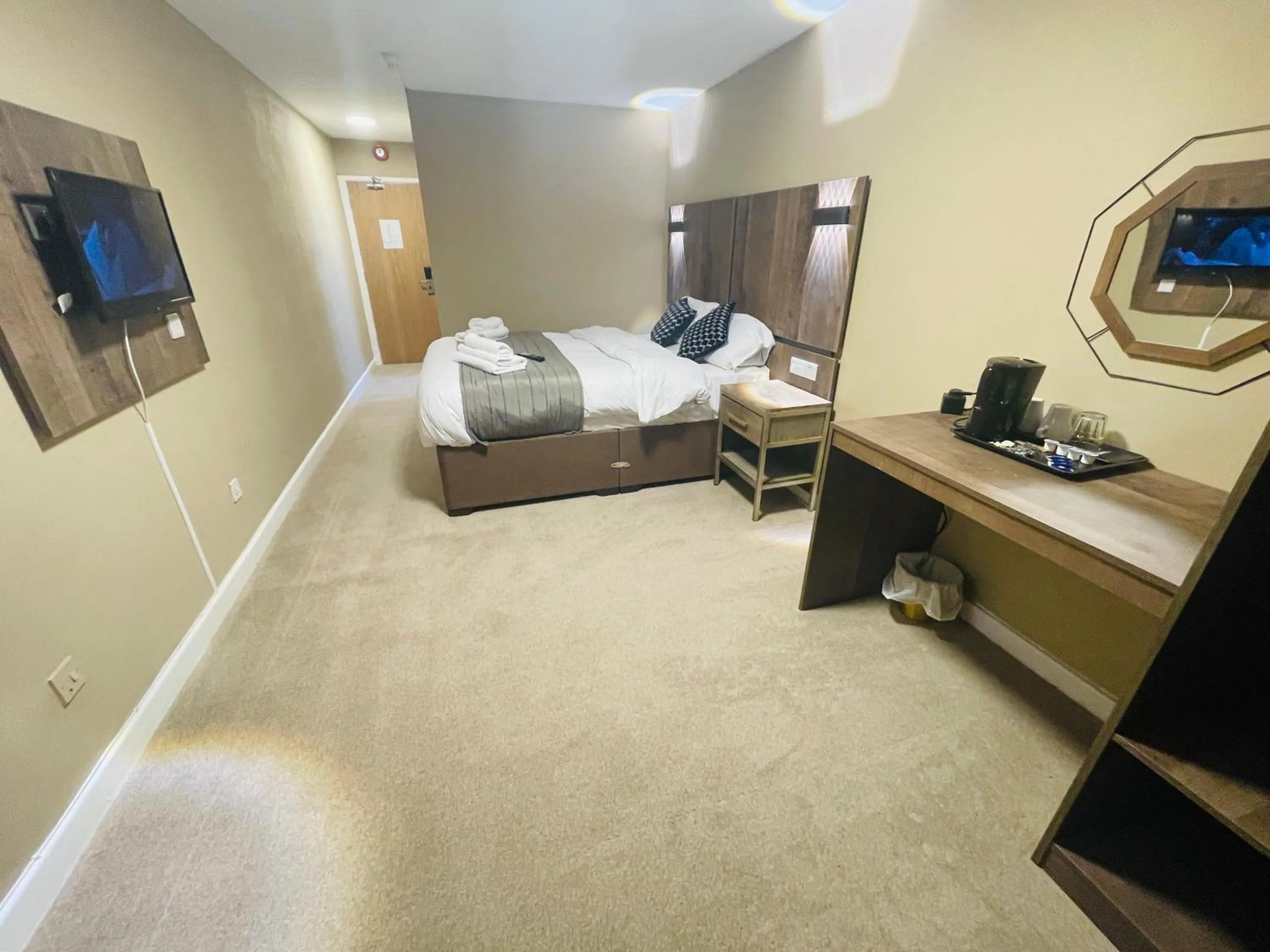 Photo of the whole room, Bed in Hylands Hotel