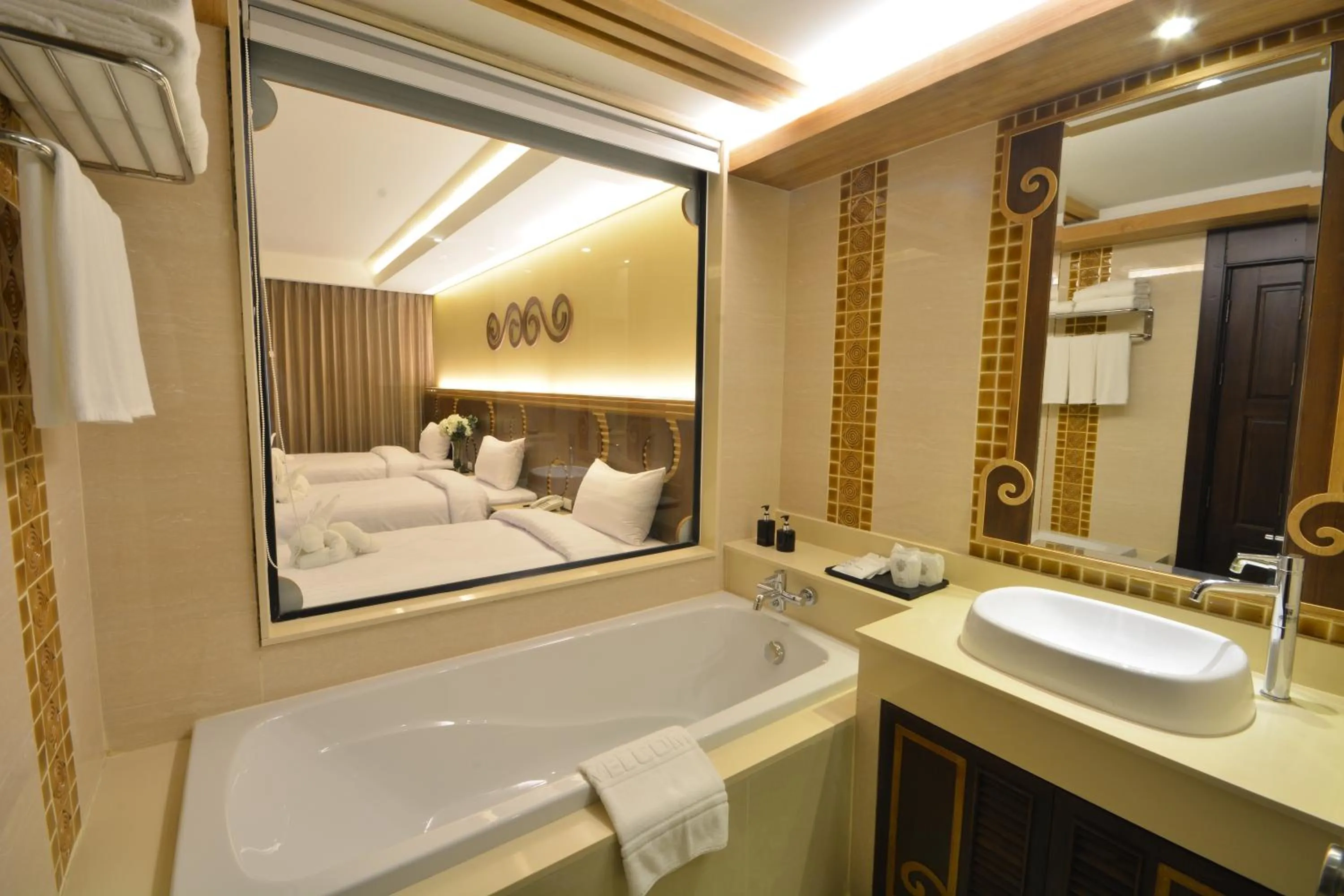 Bath, Bed in Le Bali Resort & Spa