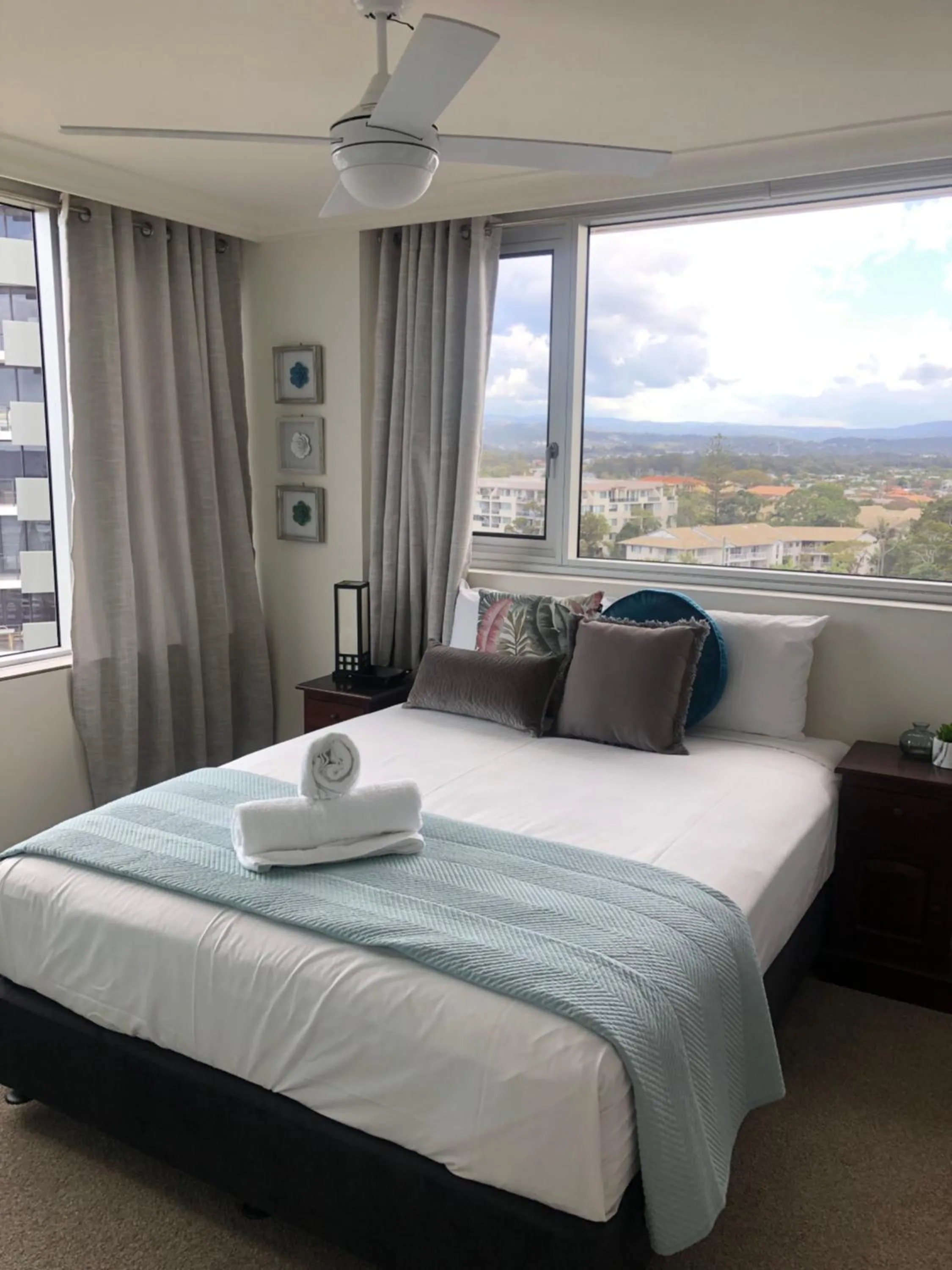 Bedroom, Bed in Oceania on Burleigh Beach