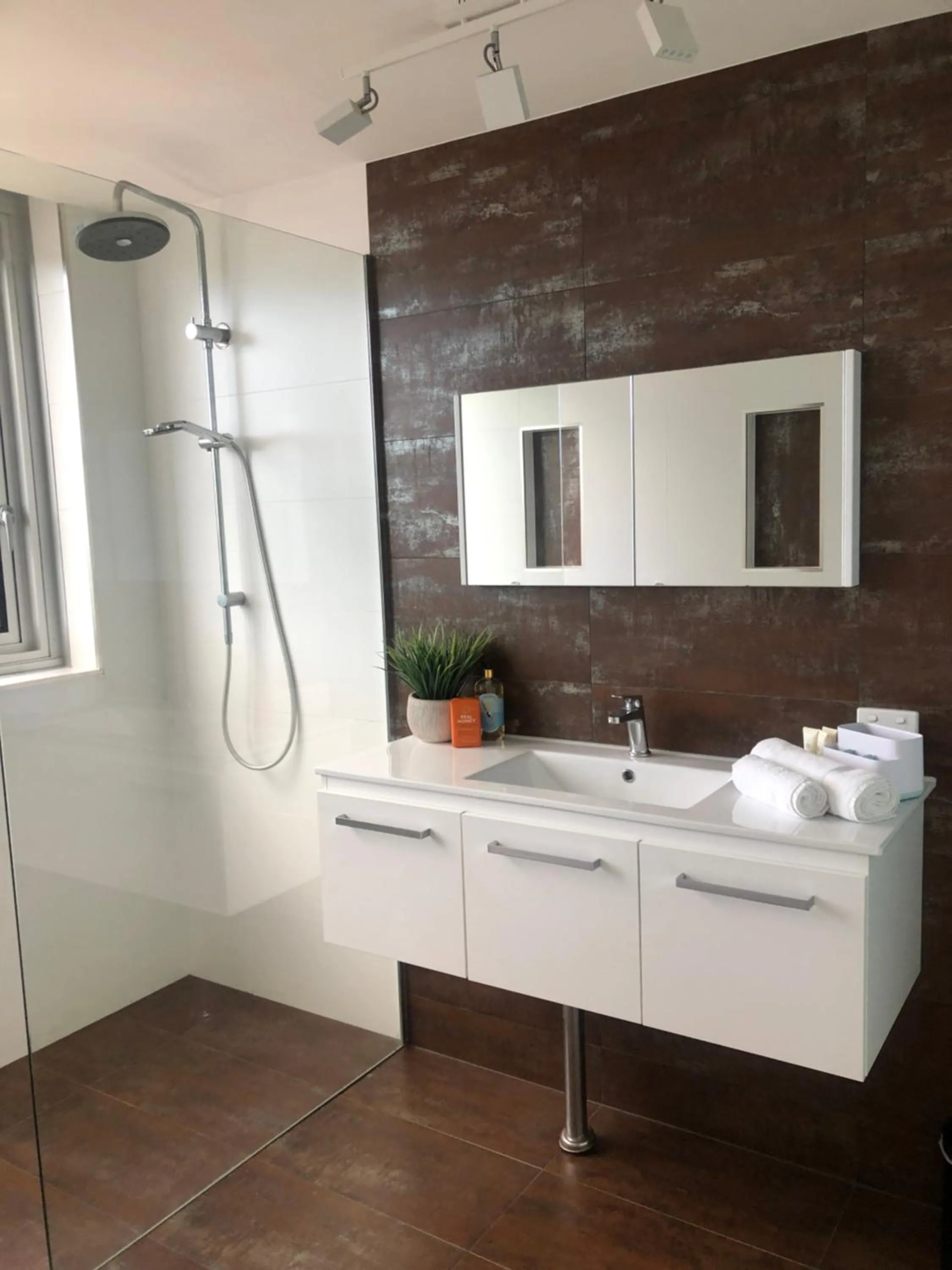 Bathroom in Oceania on Burleigh Beach