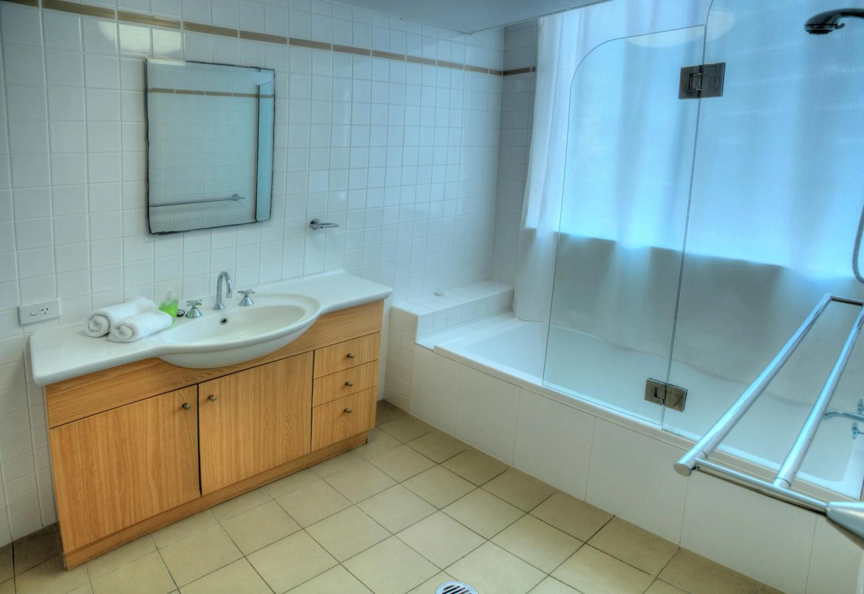 Bathroom in Oceania on Burleigh Beach