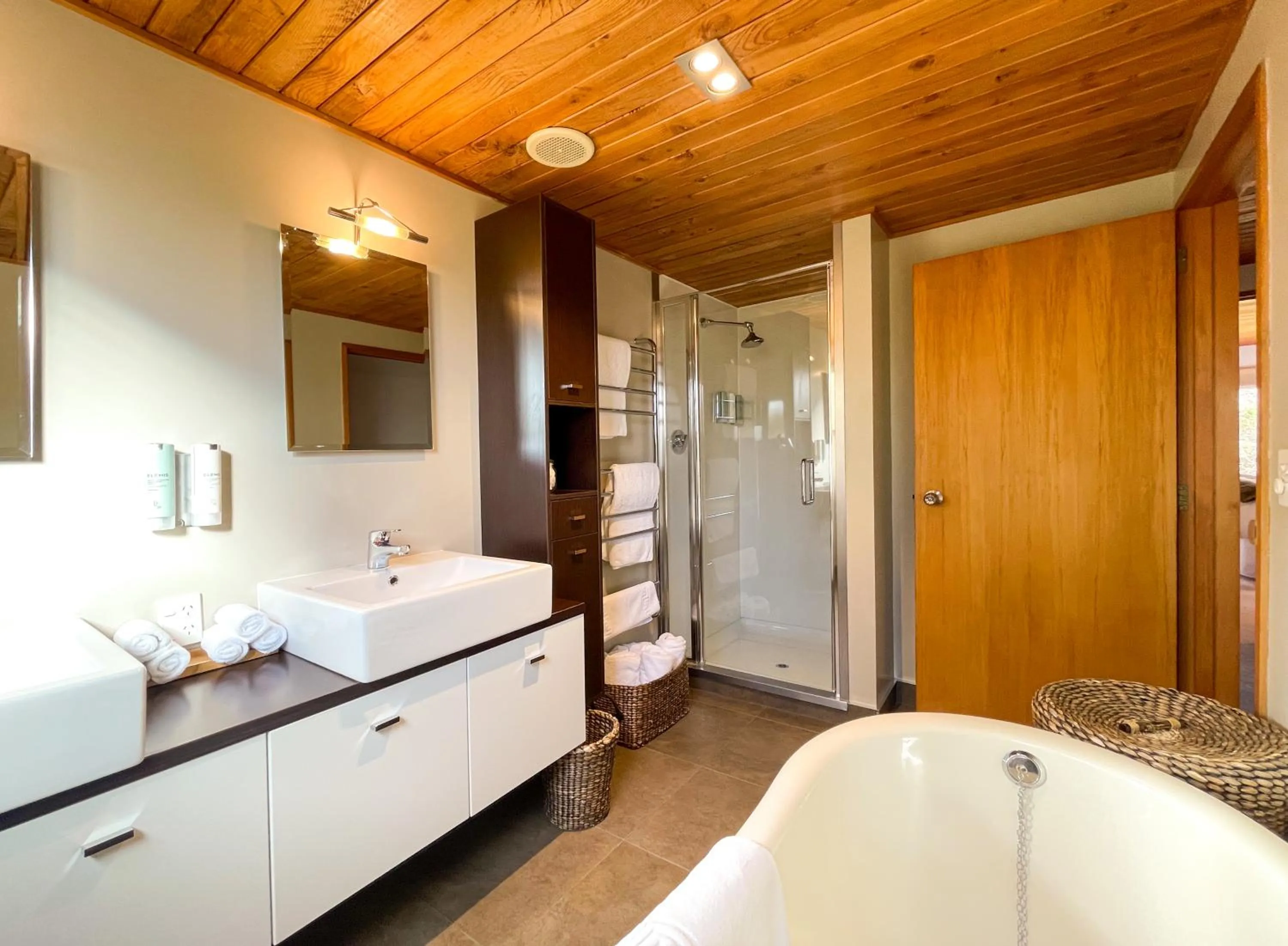 Shower, Bed in Glenorchy Lake House