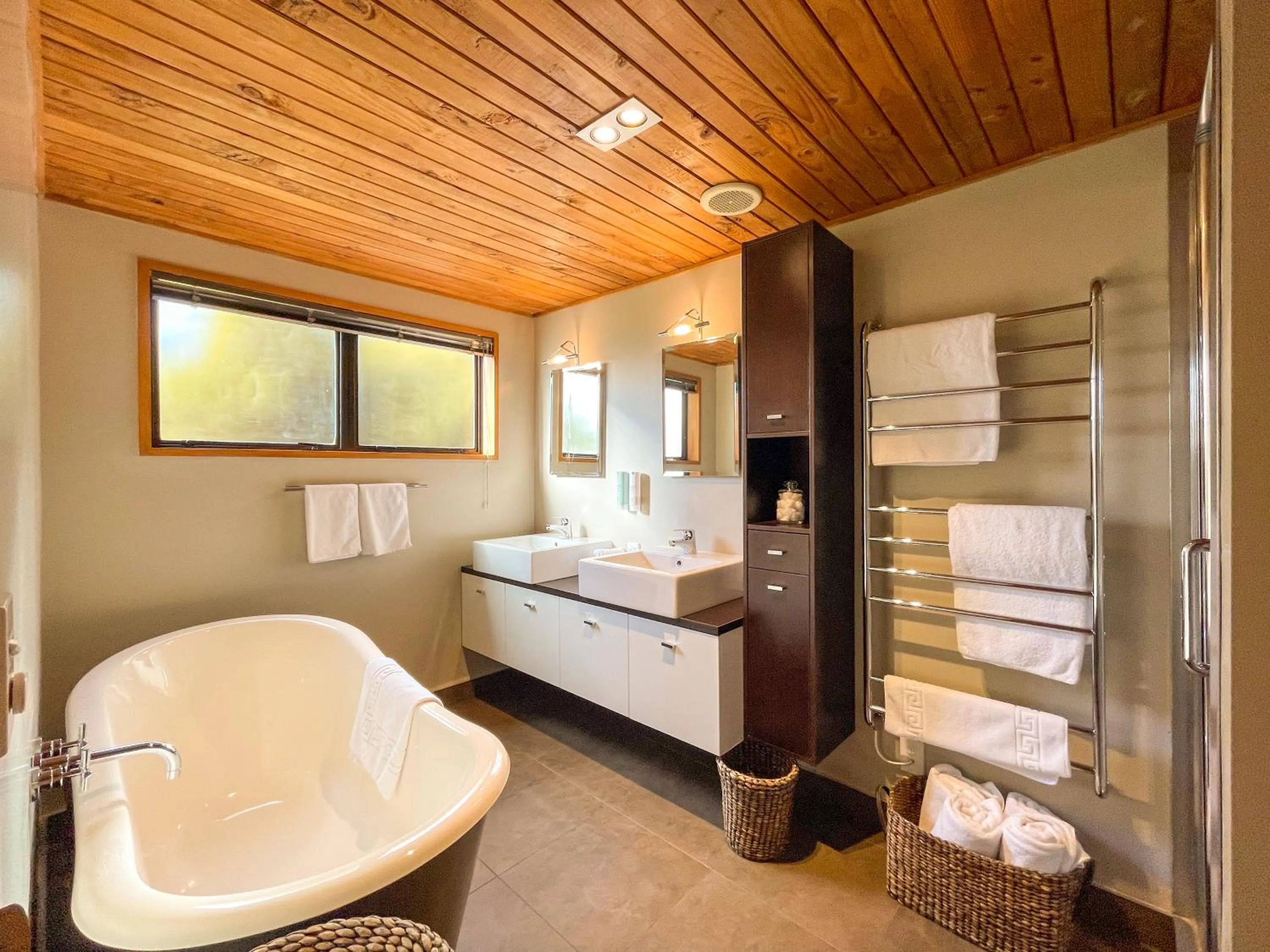 Bathroom, Bed in Glenorchy Lake House