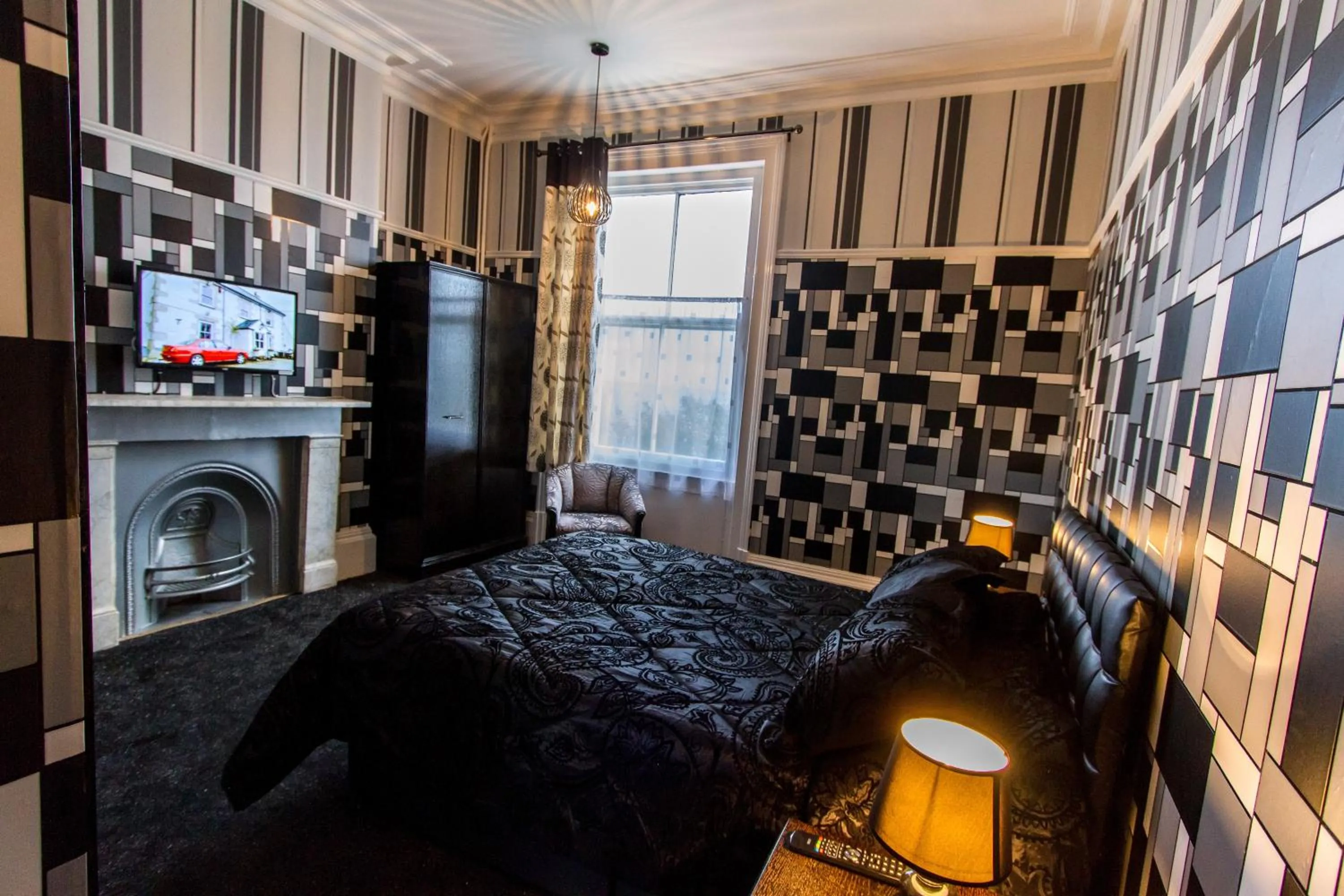 Bedroom, Bed in The Carlton Hotel