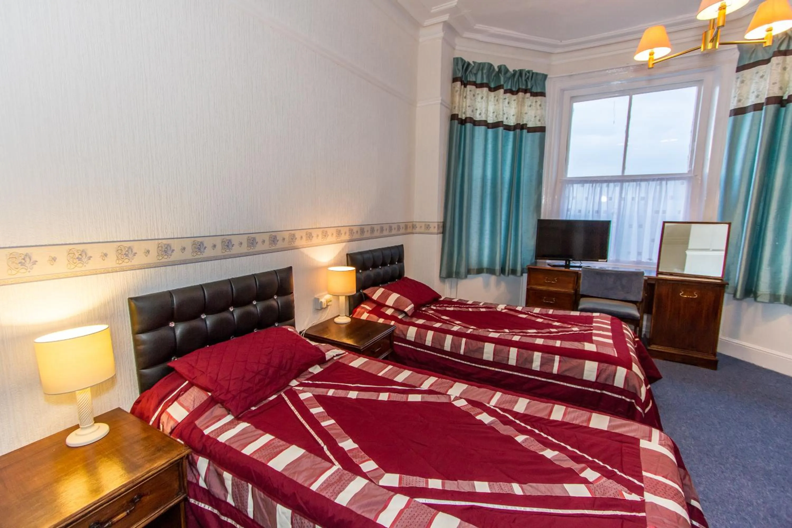 Bedroom, Bed in The Carlton Hotel