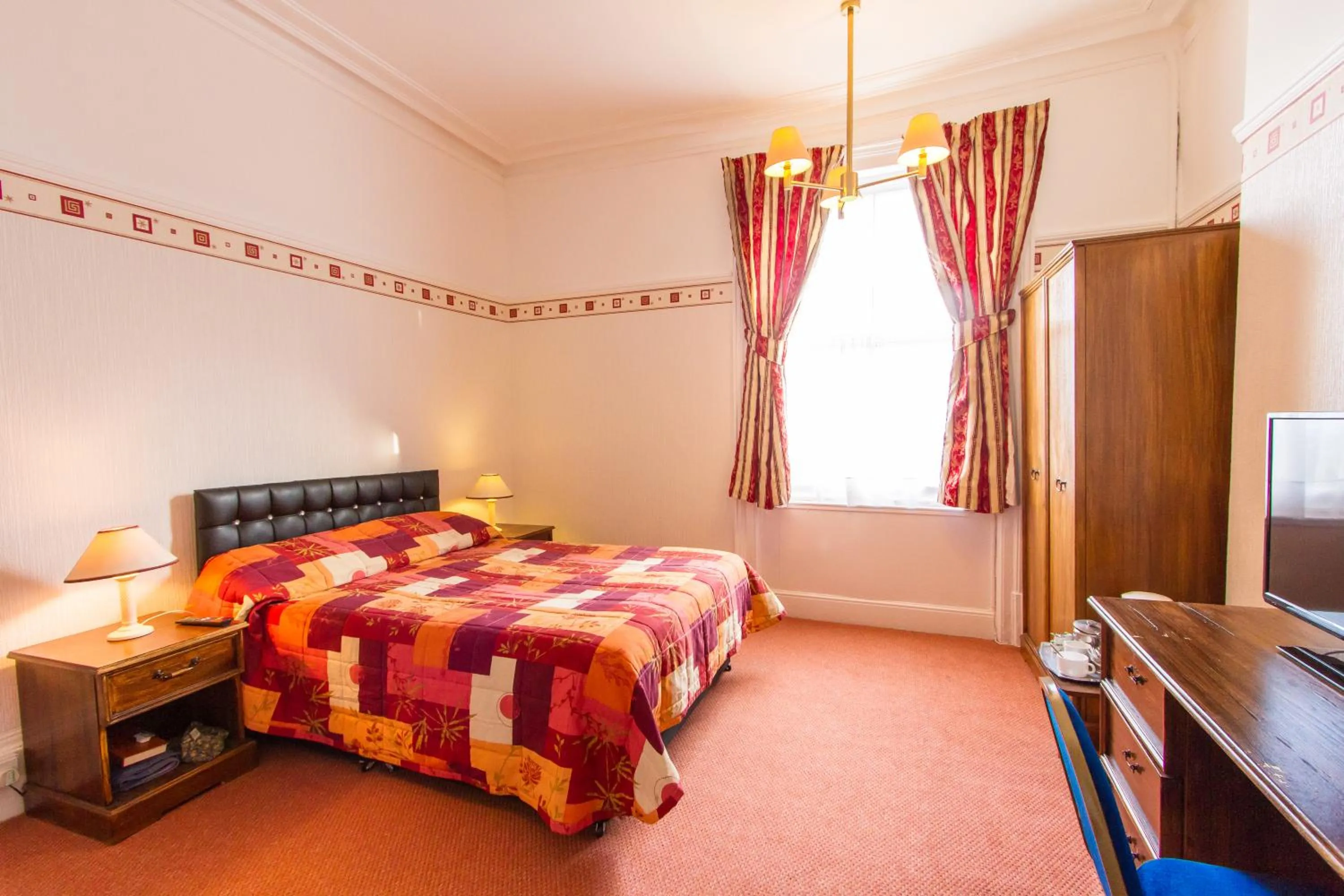 Bedroom, Bed in The Carlton Hotel