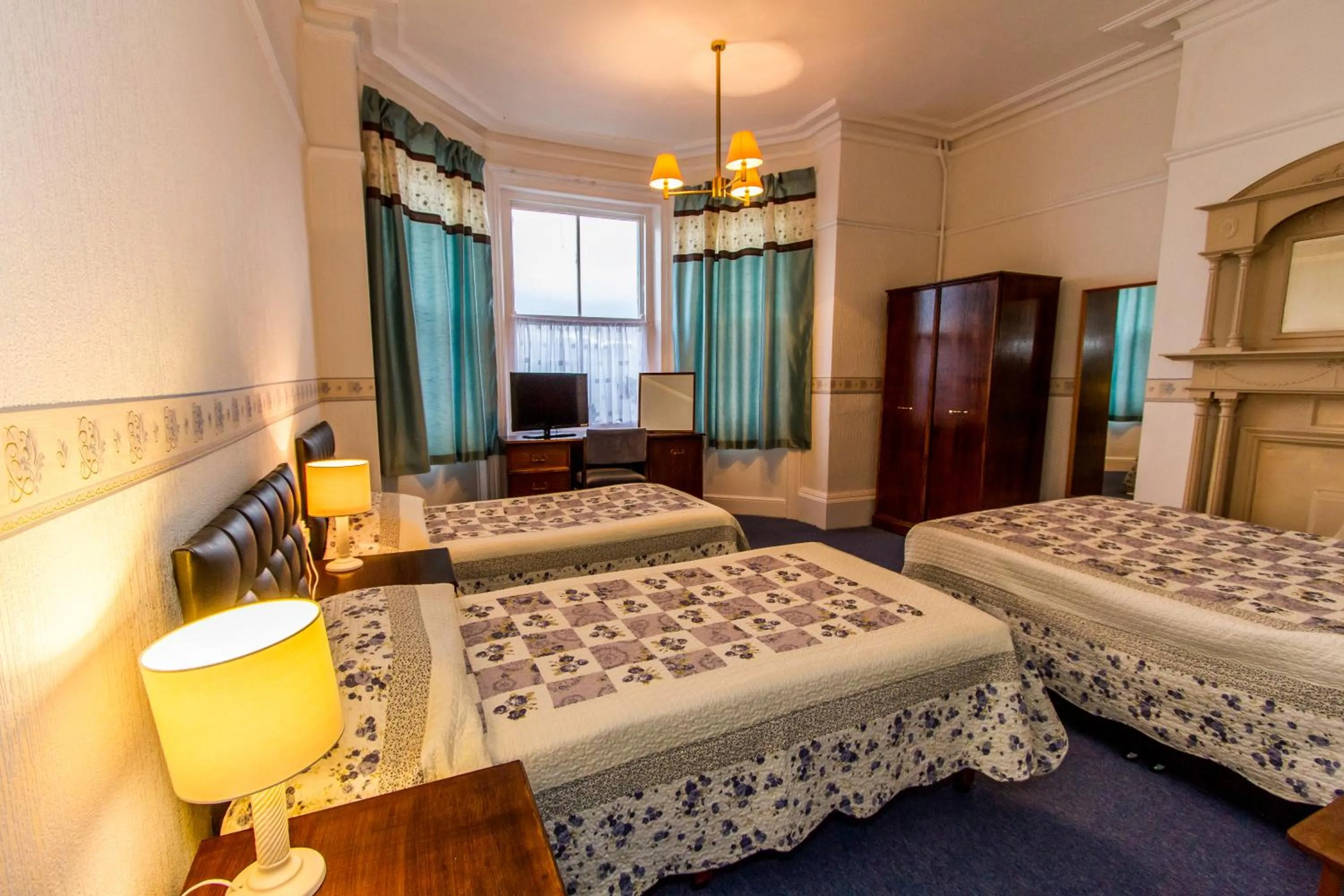 Bedroom, Bed in The Carlton Hotel