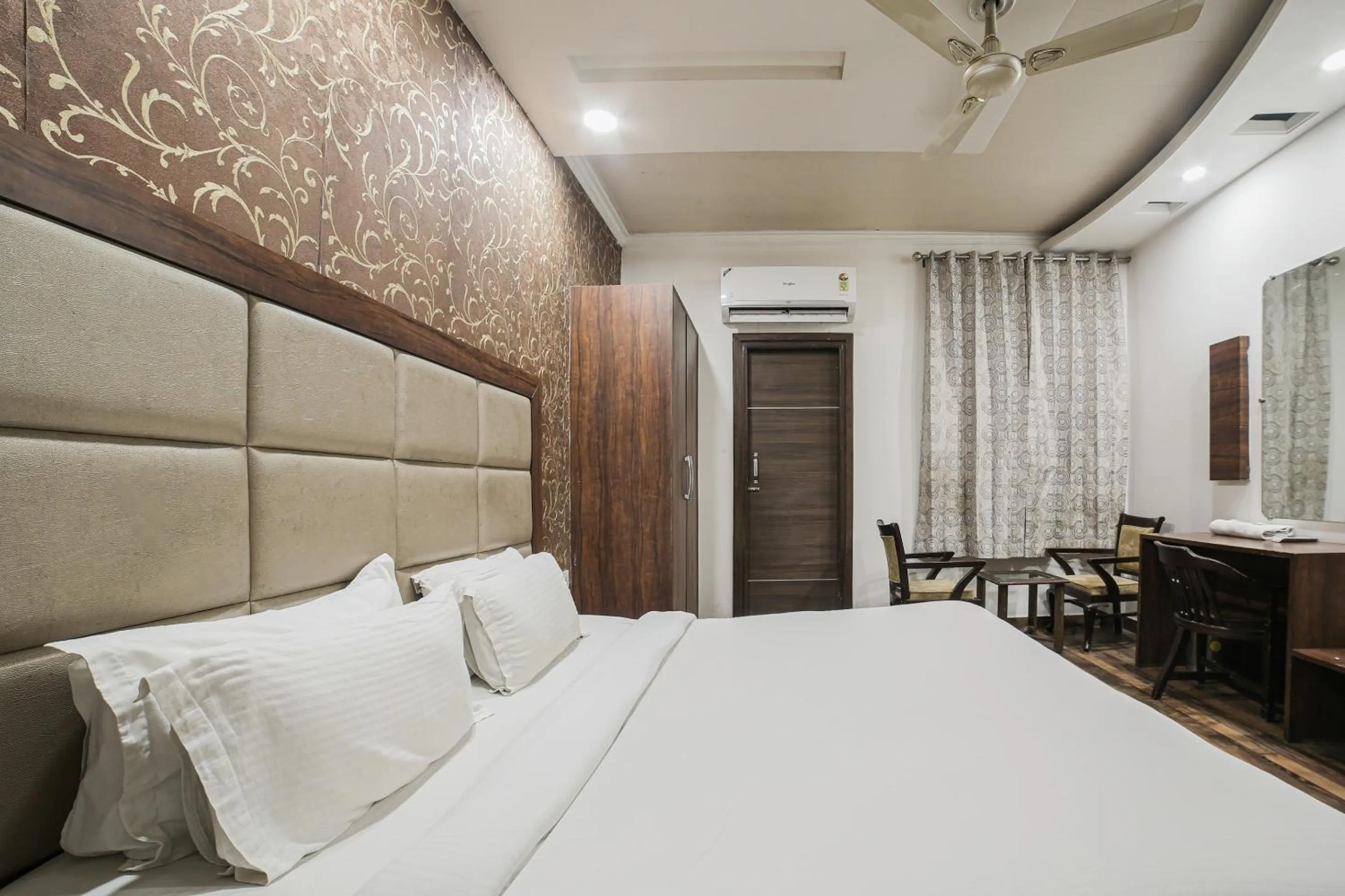 Bedroom, Bed in Townhouse Hollywood Heights