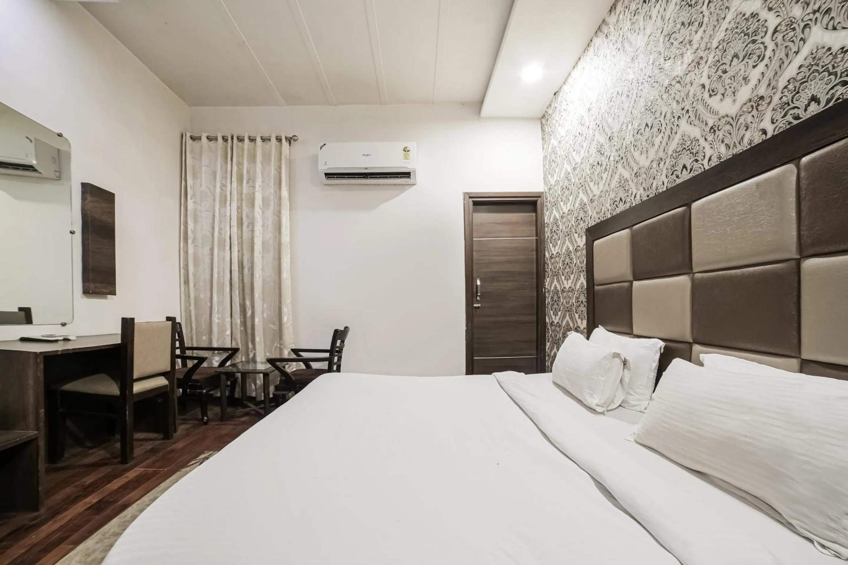 Bedroom, Bed in Townhouse Hollywood Heights