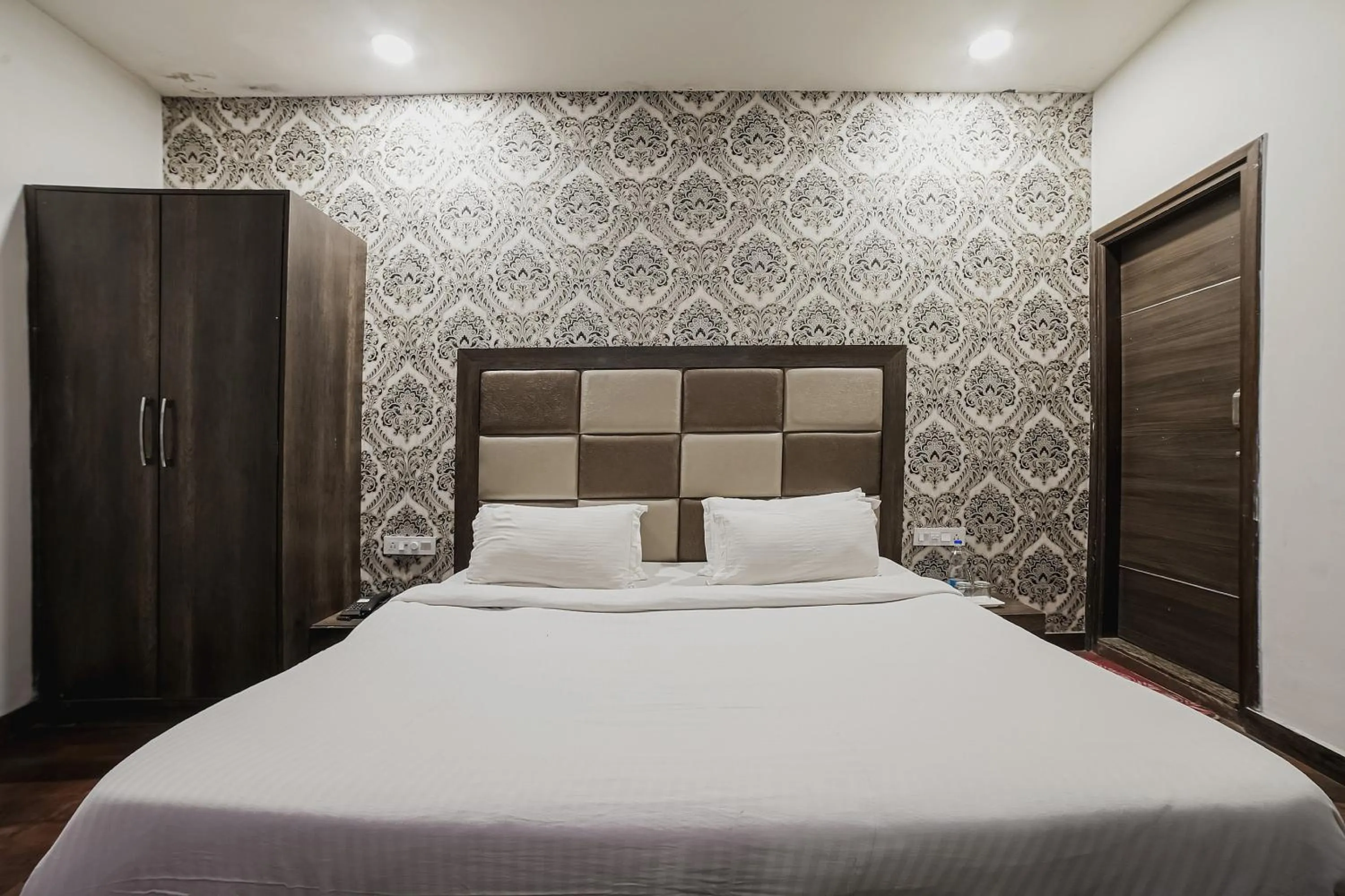 Bedroom, Bed in Townhouse Hollywood Heights