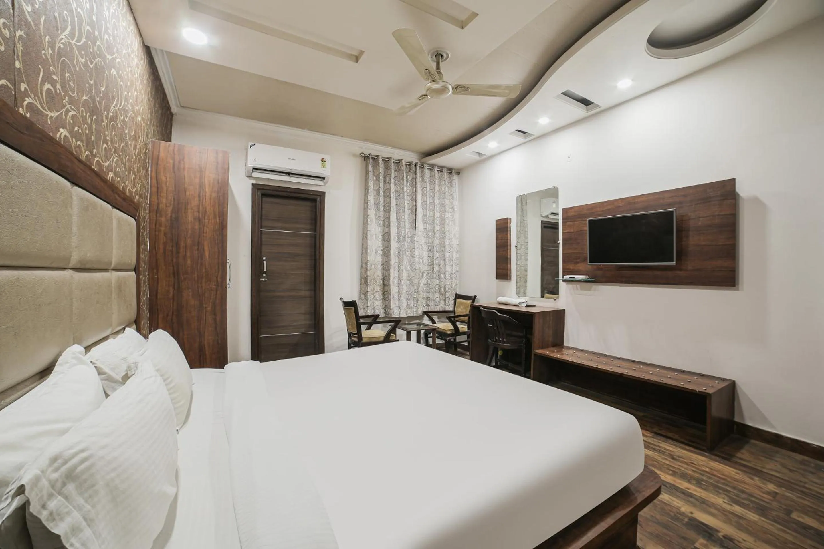 Bedroom, Bed in Townhouse Hollywood Heights