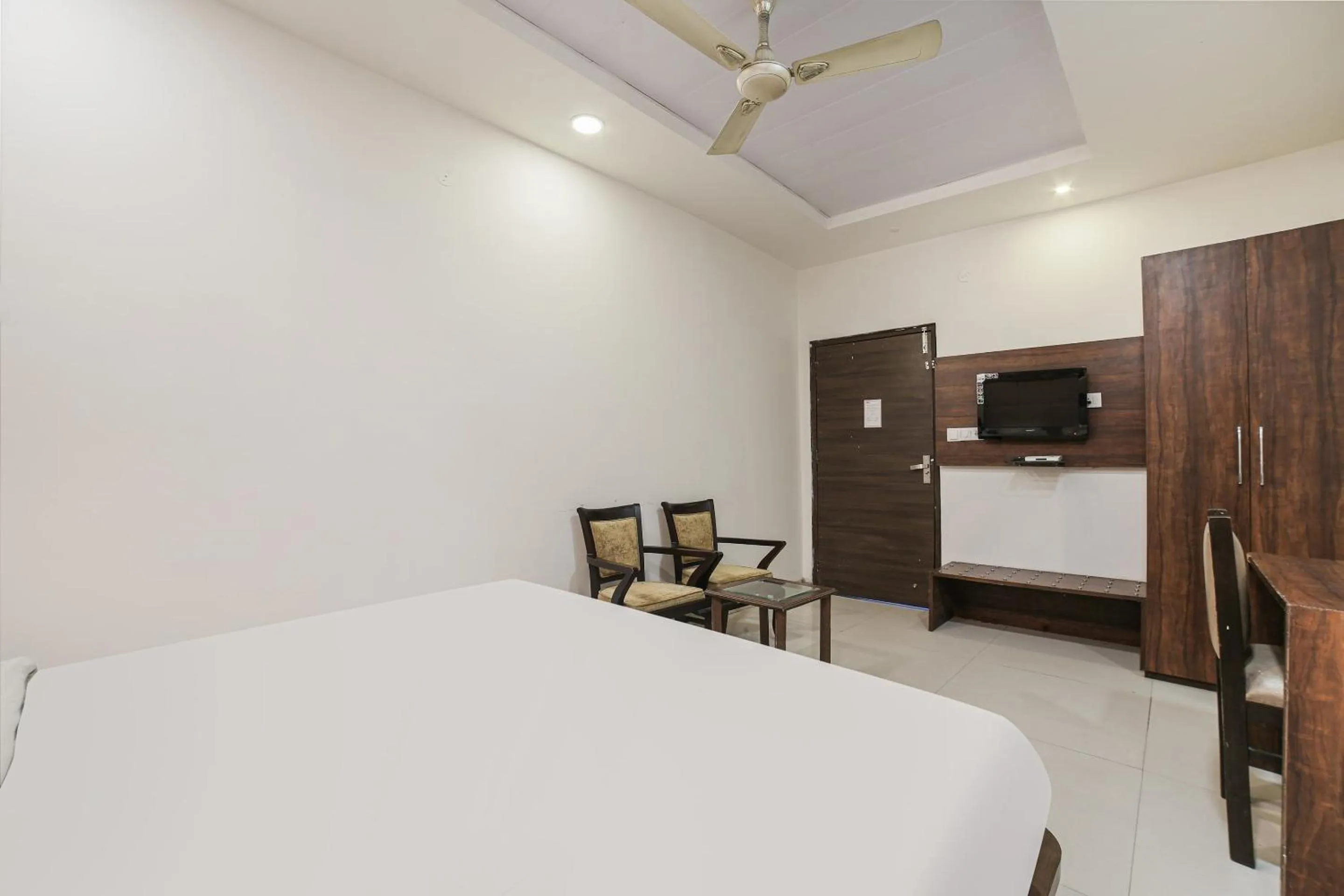 Bedroom, Bed in Townhouse Hollywood Heights