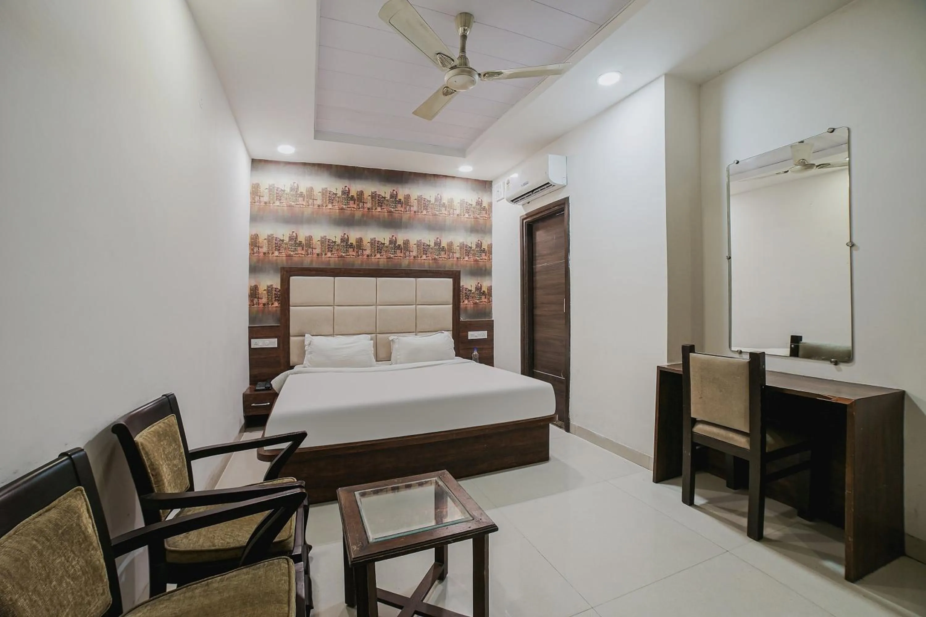 Other, Bed in Townhouse Hollywood Heights