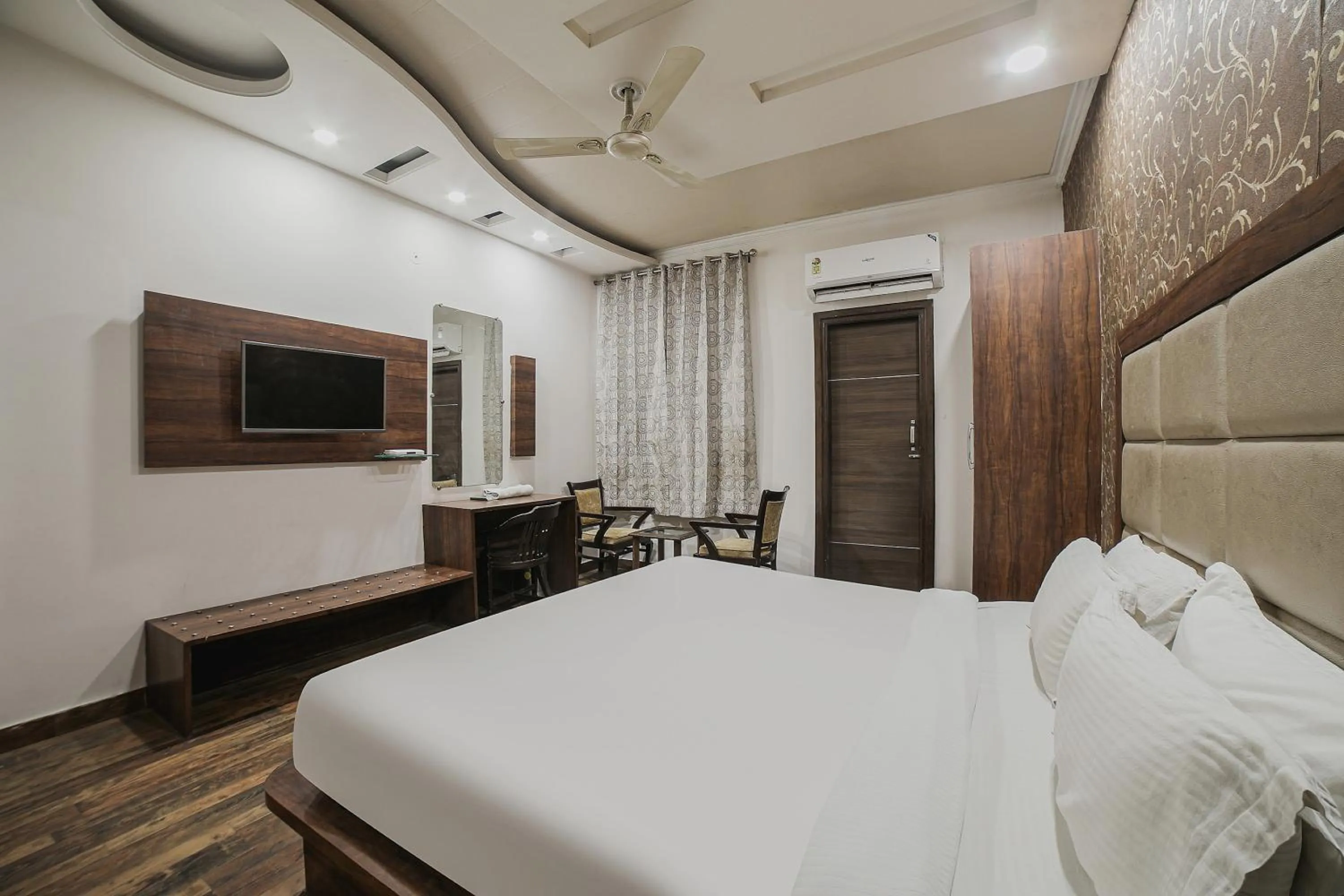 Bedroom, Bed in Townhouse Hollywood Heights