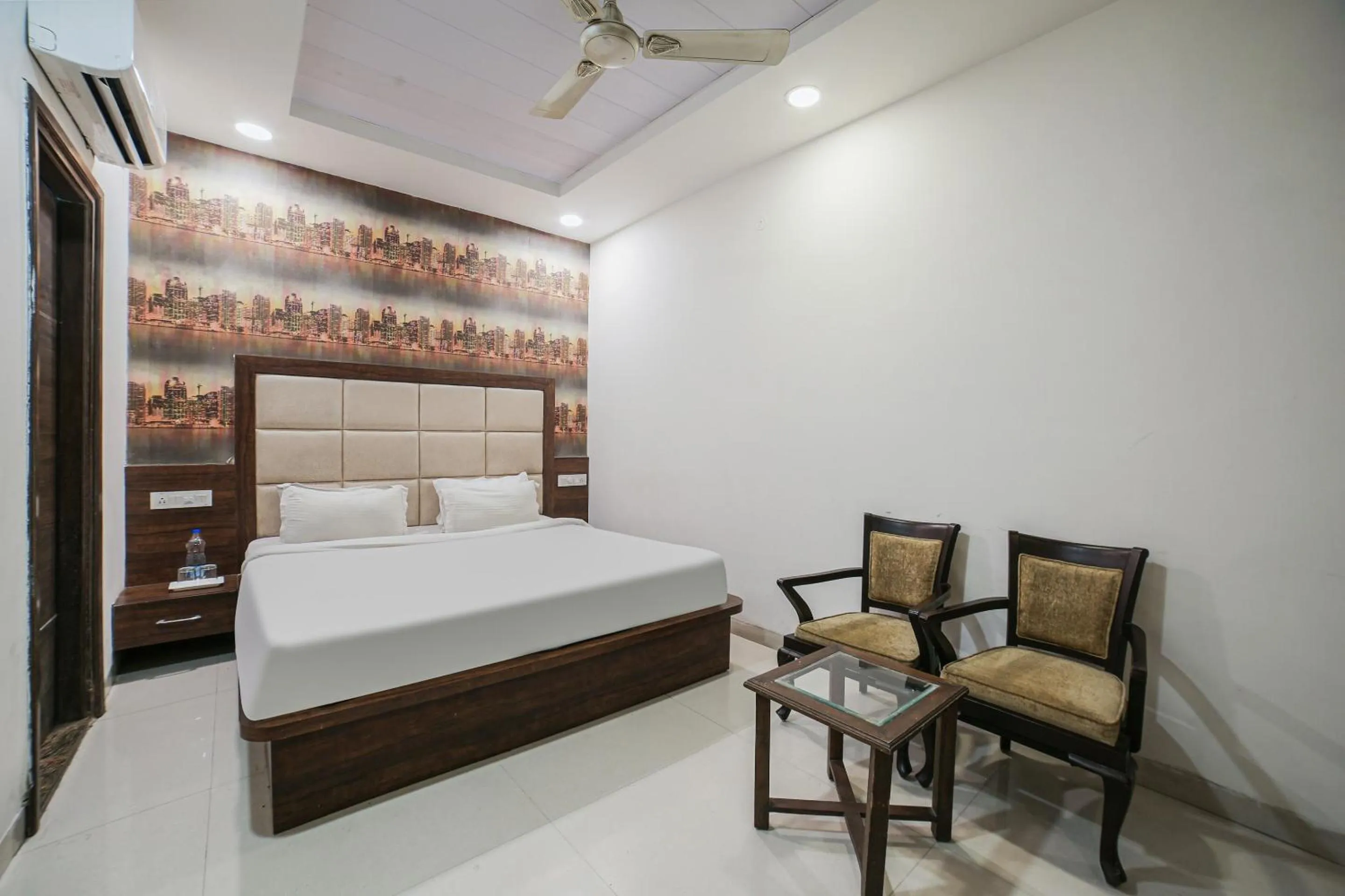 Bedroom, Bed in Townhouse Hollywood Heights