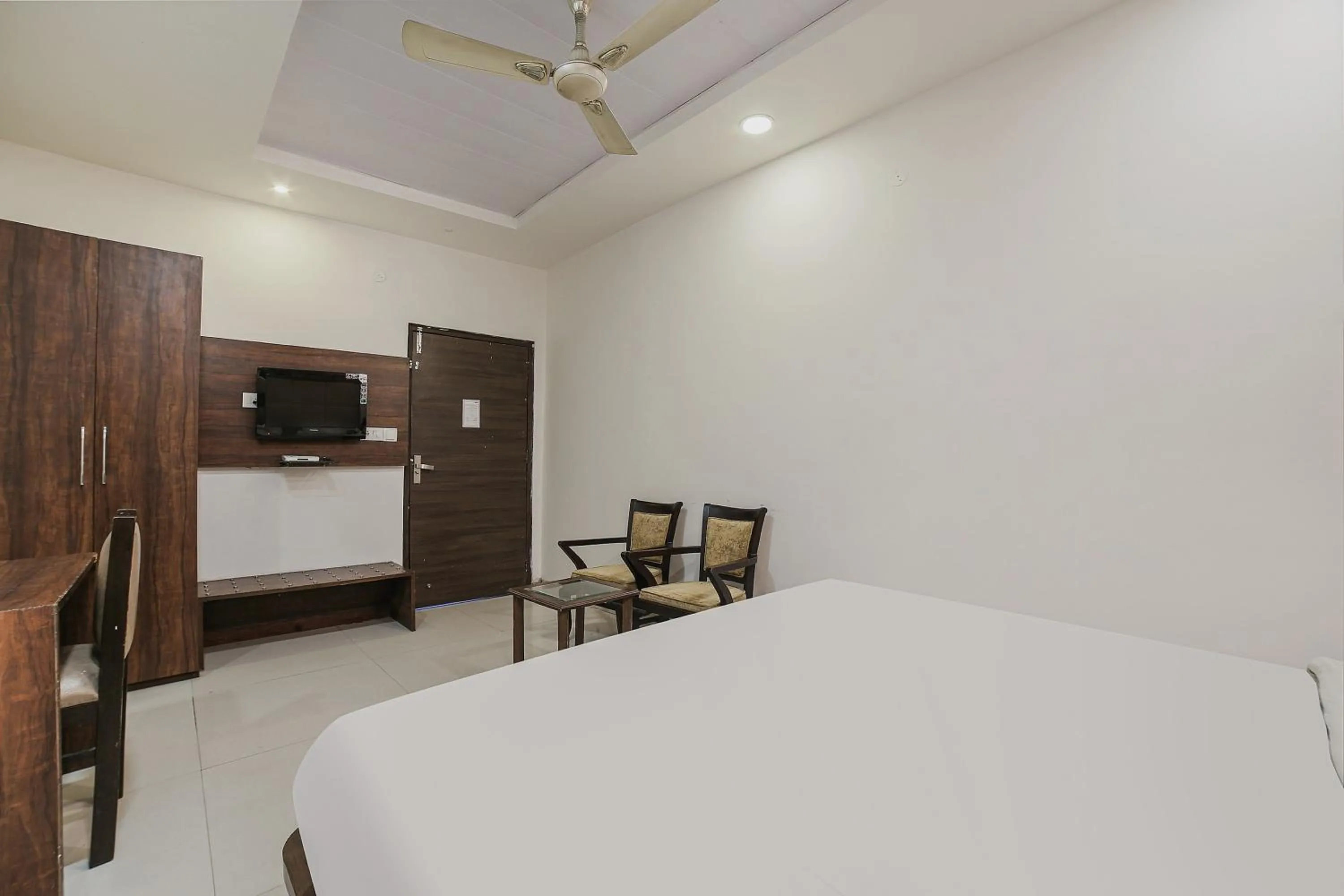 Bedroom, Bed in Townhouse Hollywood Heights