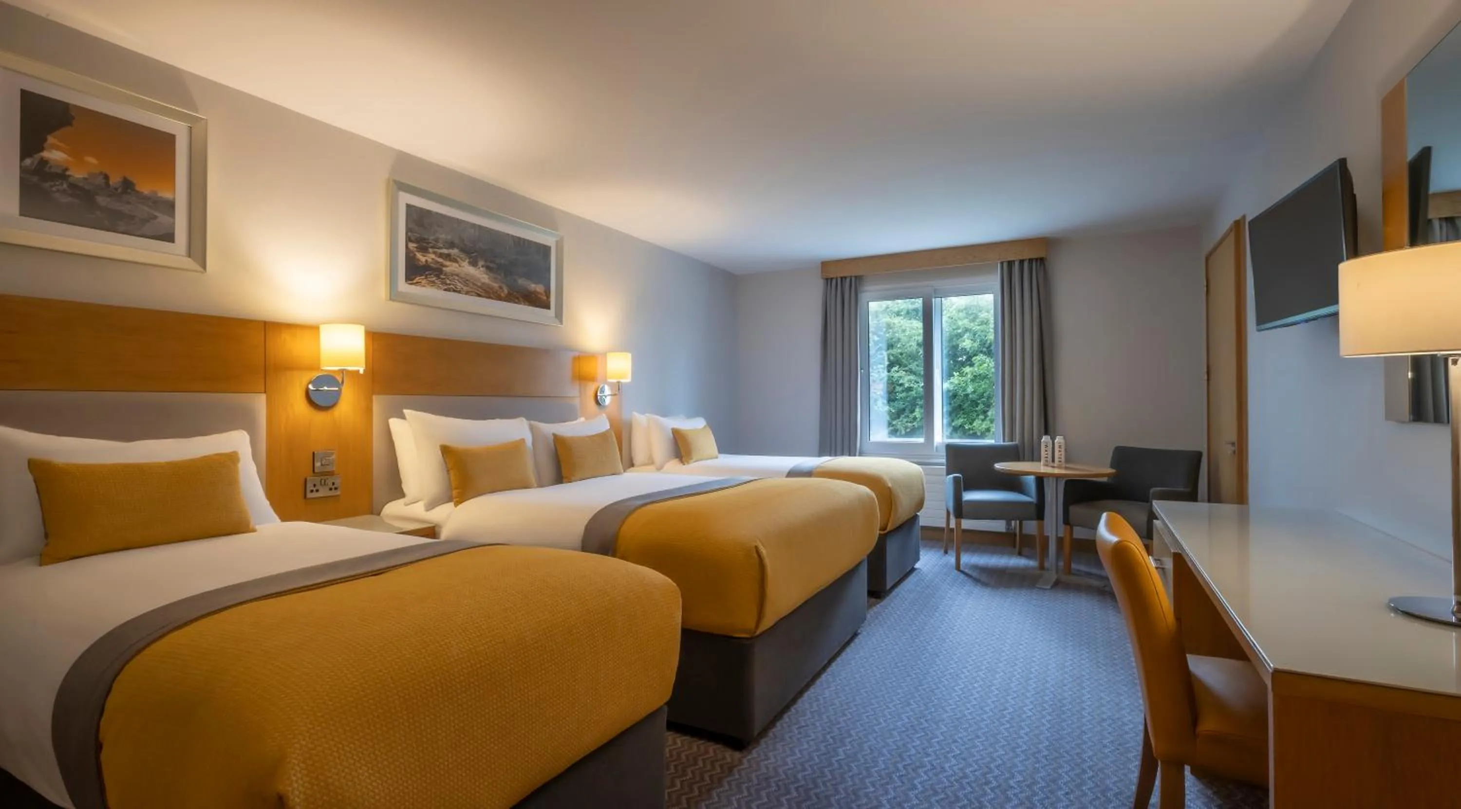 Property building, Bed in Maldron Hotel Portlaoise