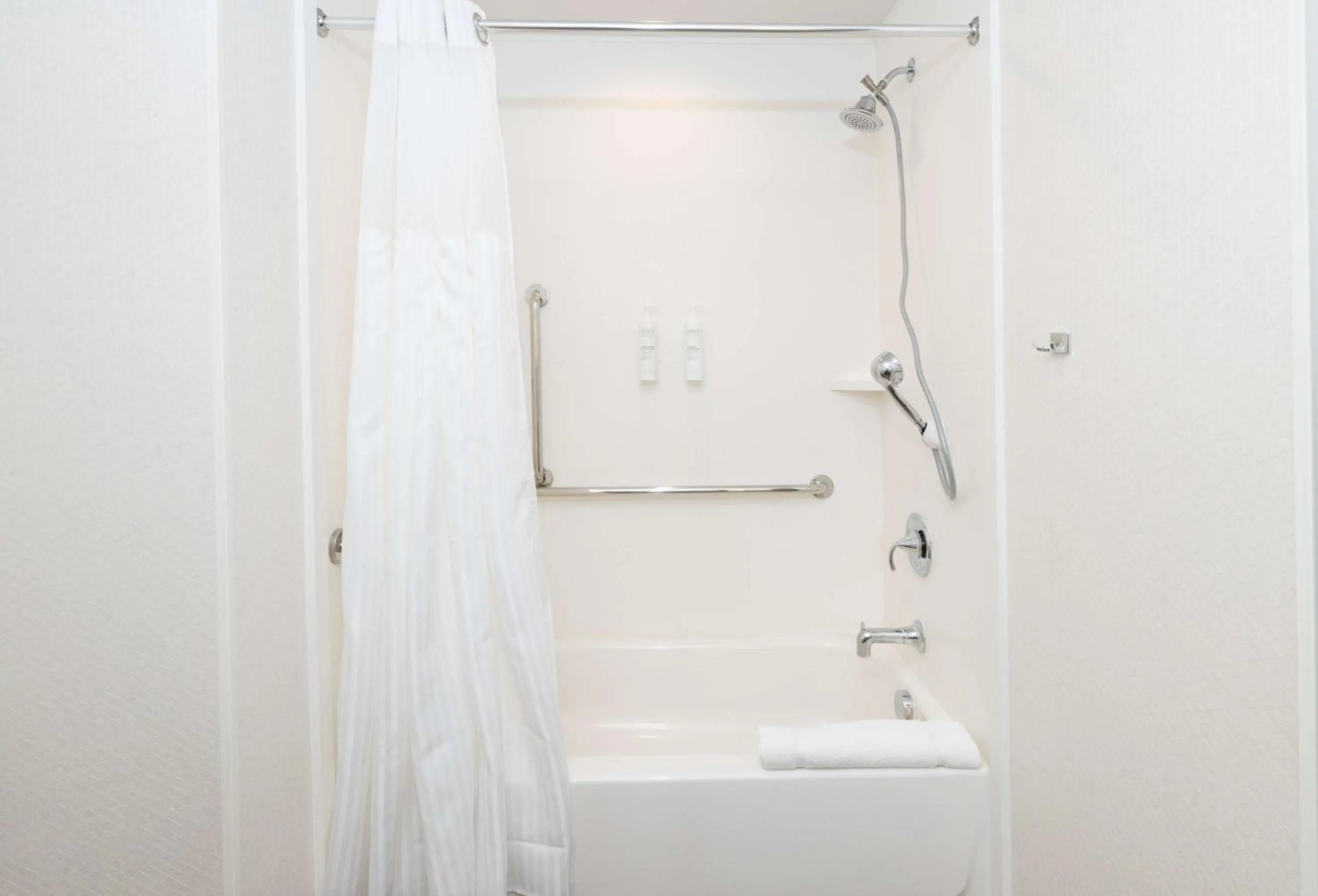 Bathroom in Hilton Garden Inn Austin Airport