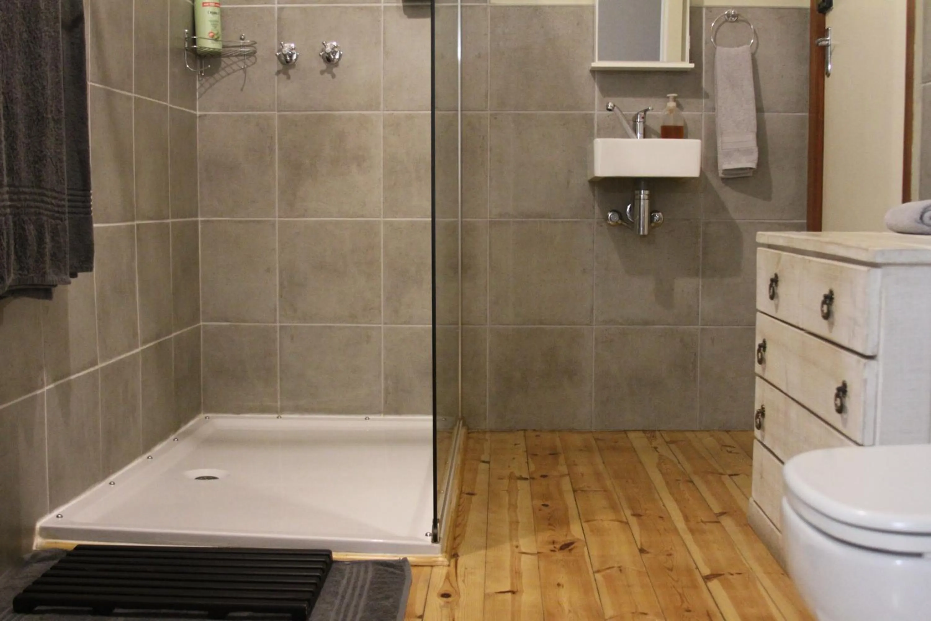 Shower in Ripple Hill Hotel