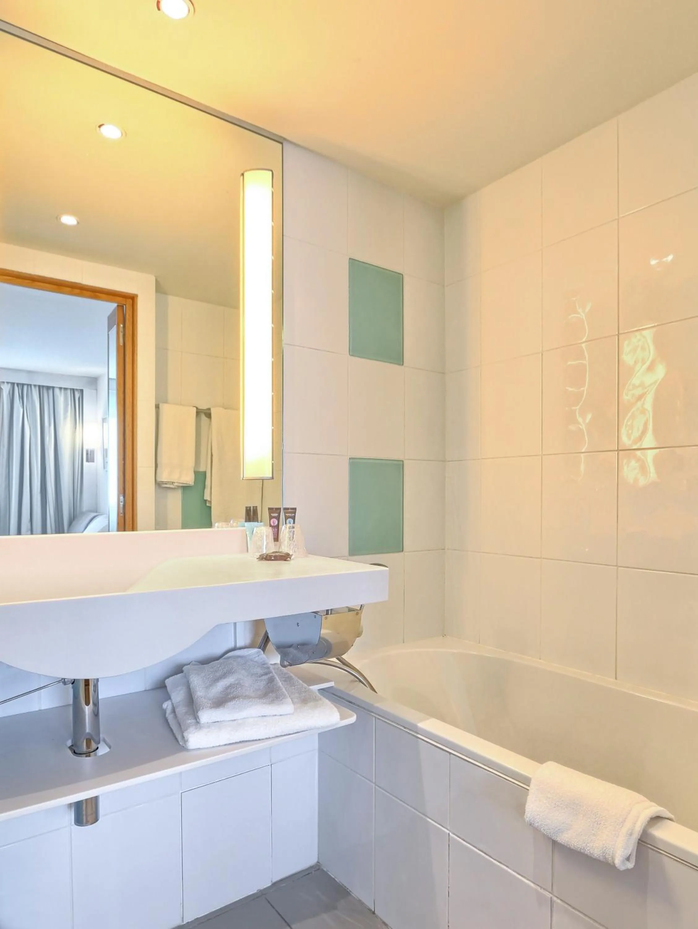 Shower in Novotel Reading Centre