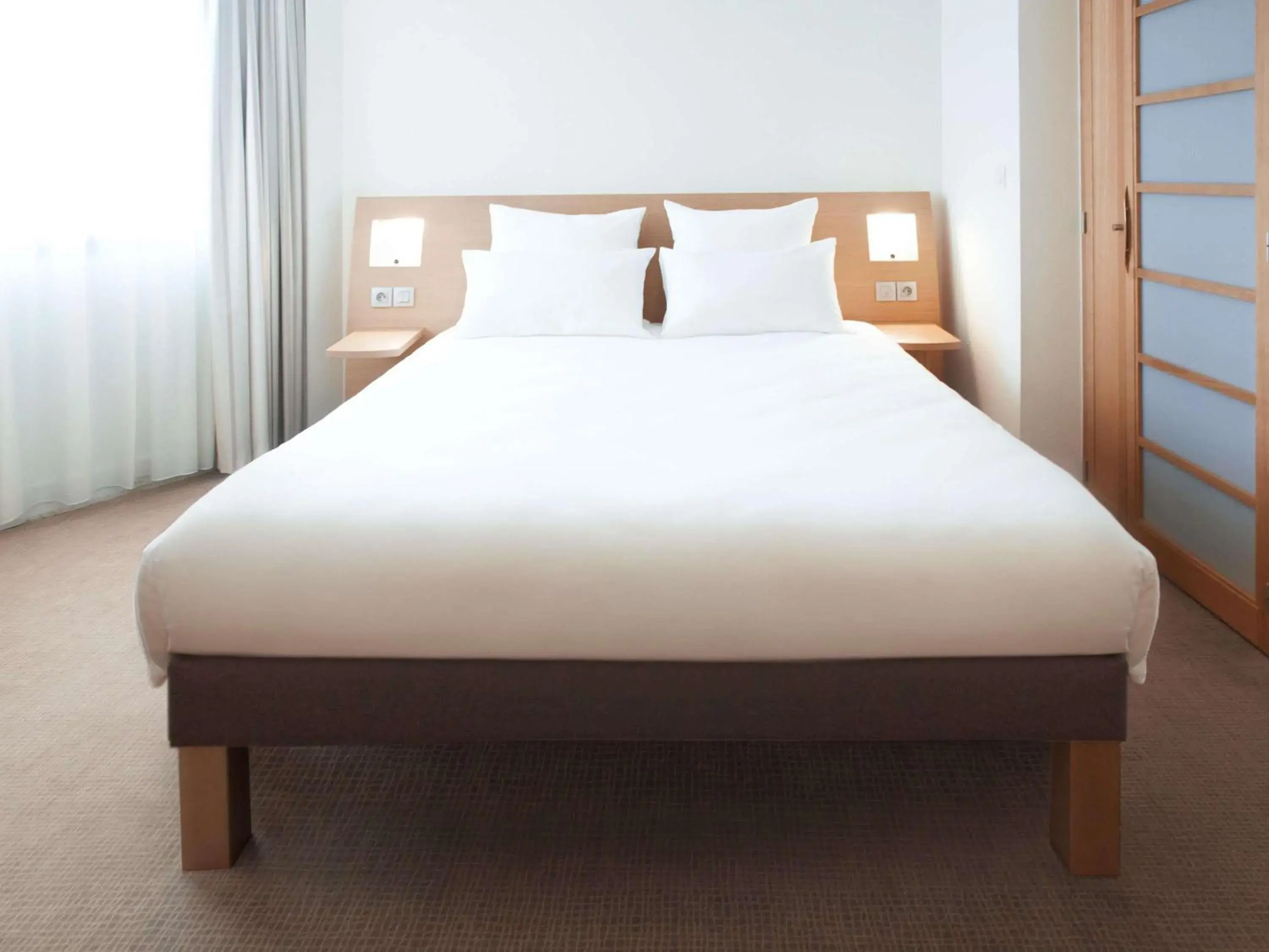 Standard Room - Mobility Accessible in Novotel Reading Centre Standard Room - Mobility Accessible in Novotel Reading Centre