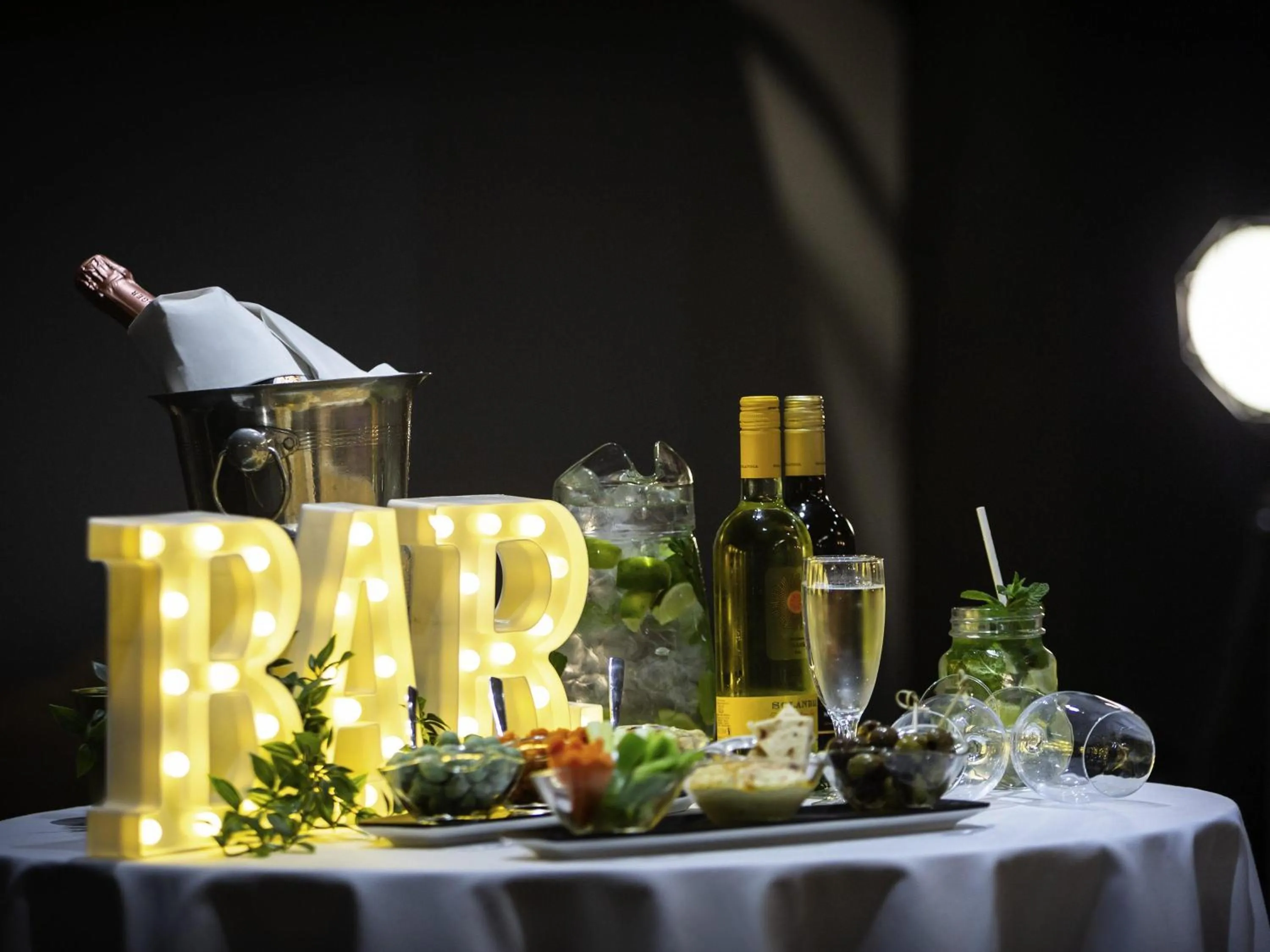 Lounge or bar in Novotel Reading Centre