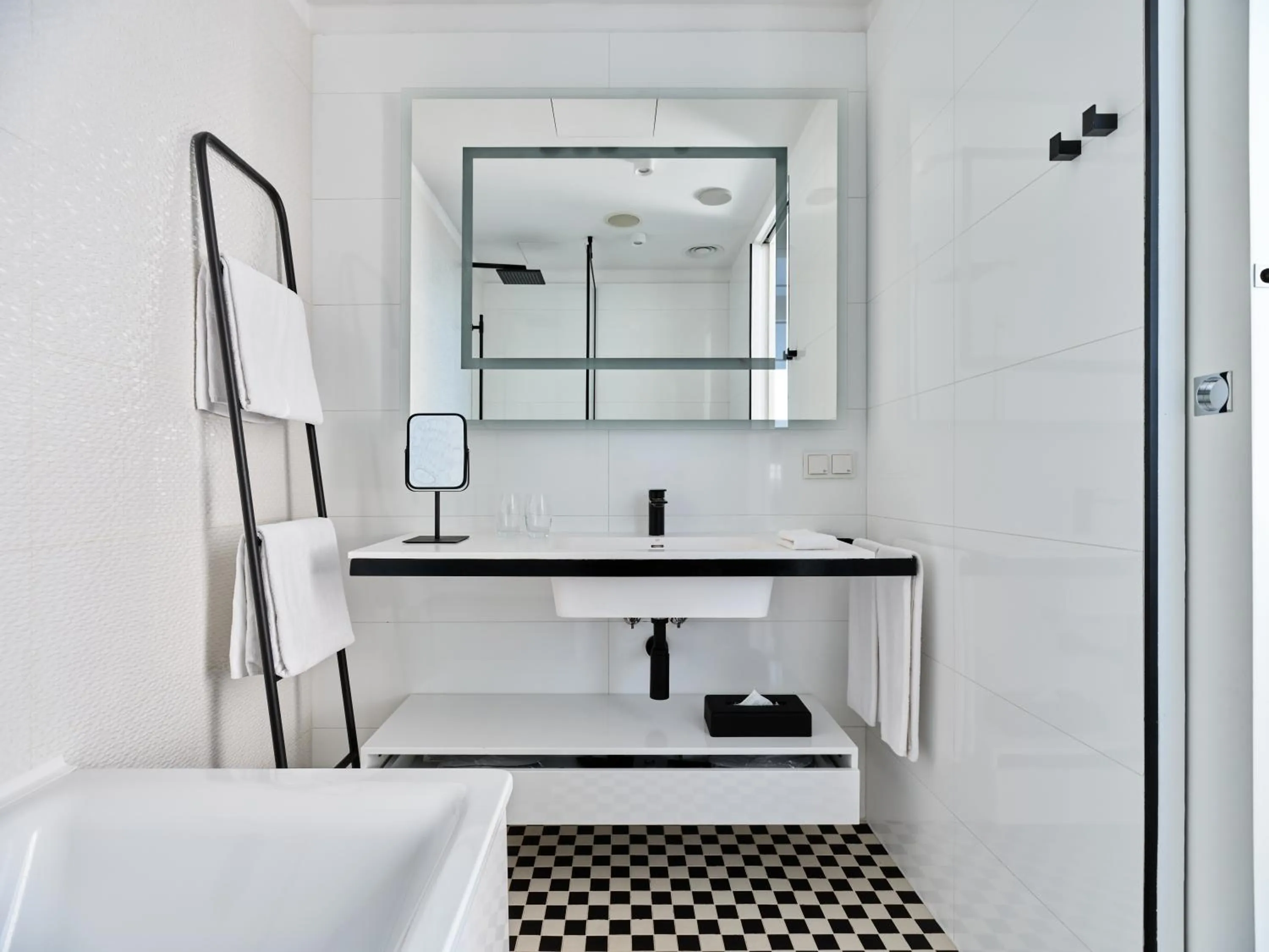 Bathroom in Hotel Indigo Warsaw Nowy Świat by IHG