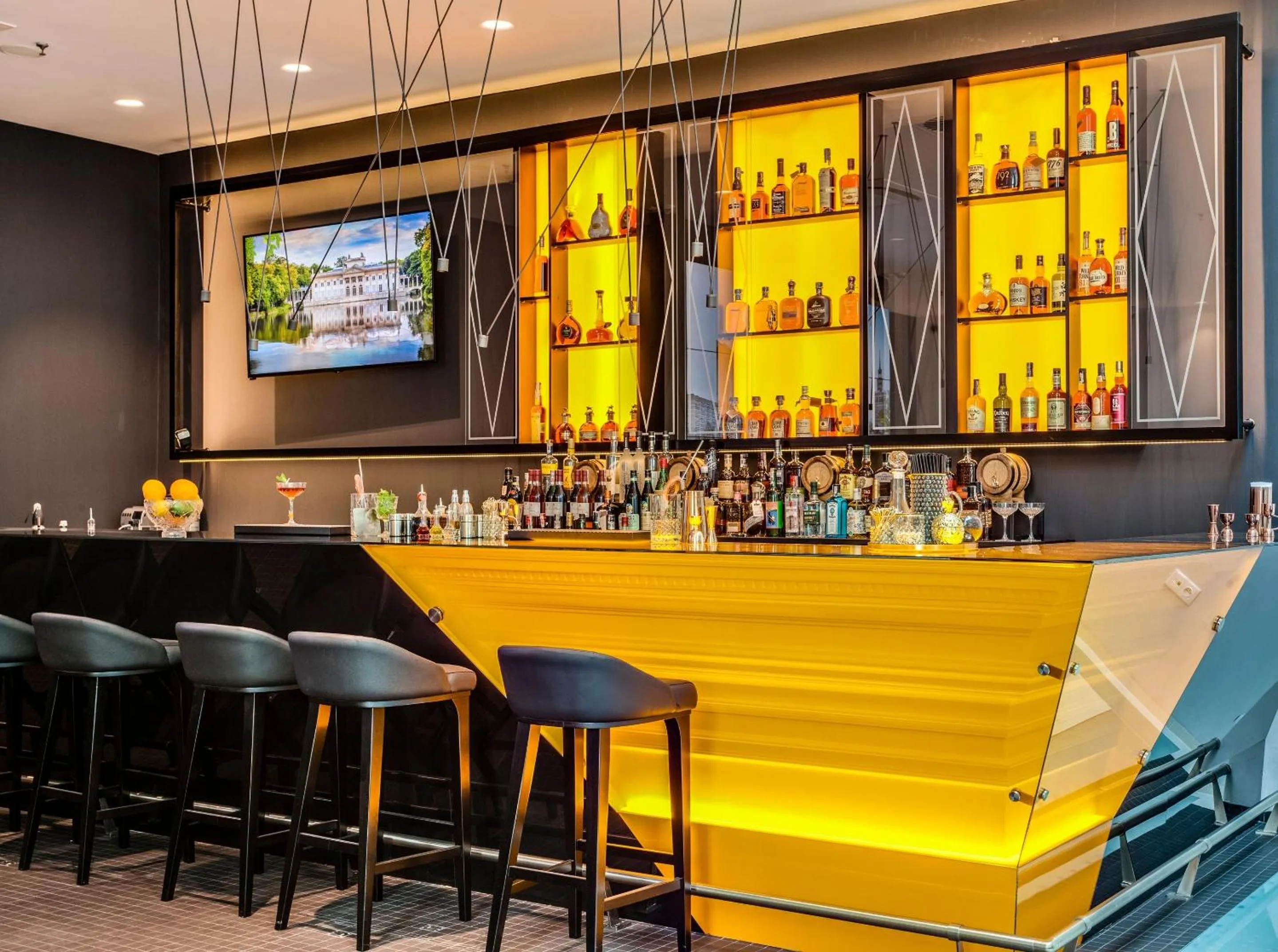 Lounge or bar in Hotel Indigo Warsaw Nowy Świat by IHG