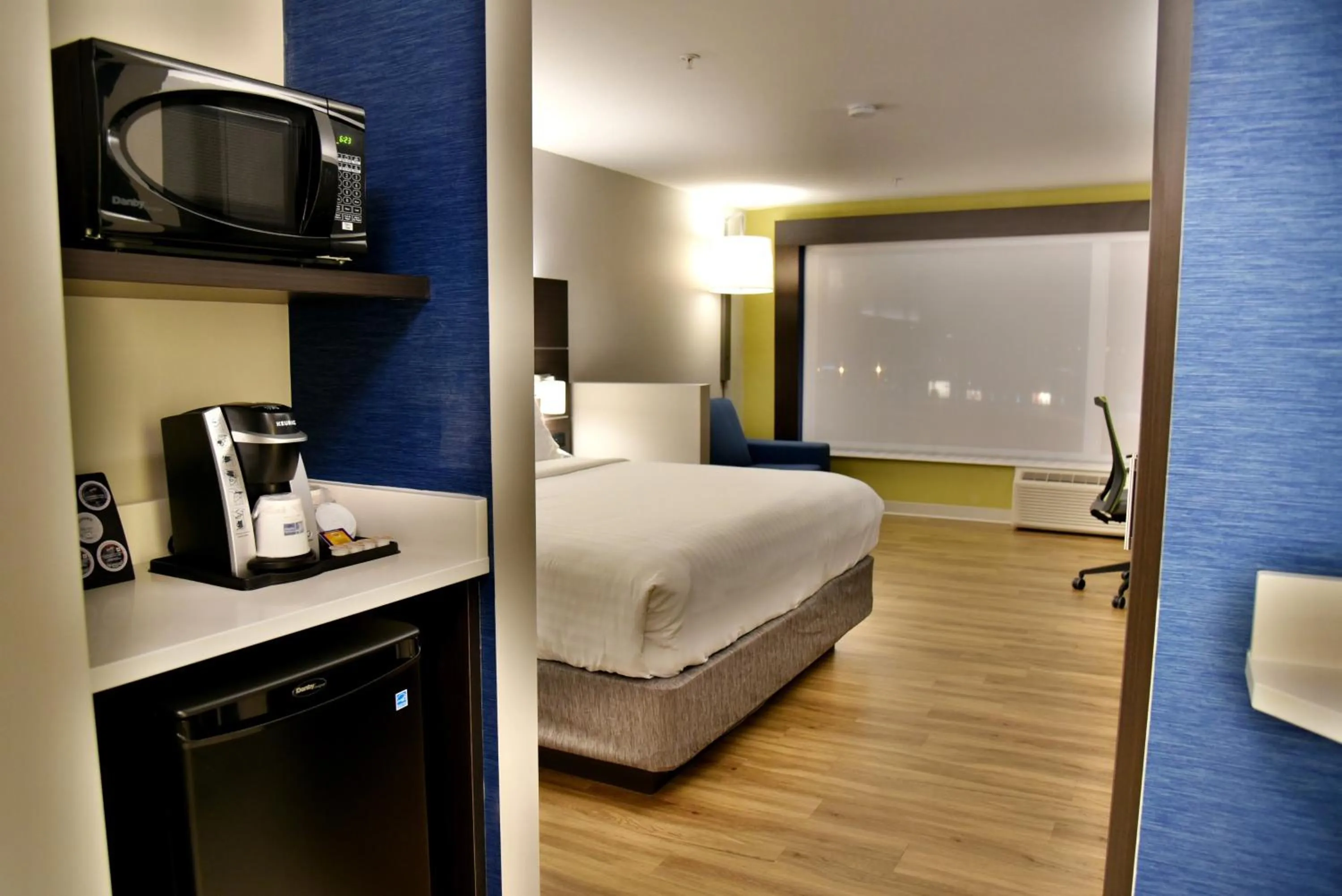 Photo of the whole room, Bed in Holiday Inn Express & Suites - Gatineau - Ottawa by IHG