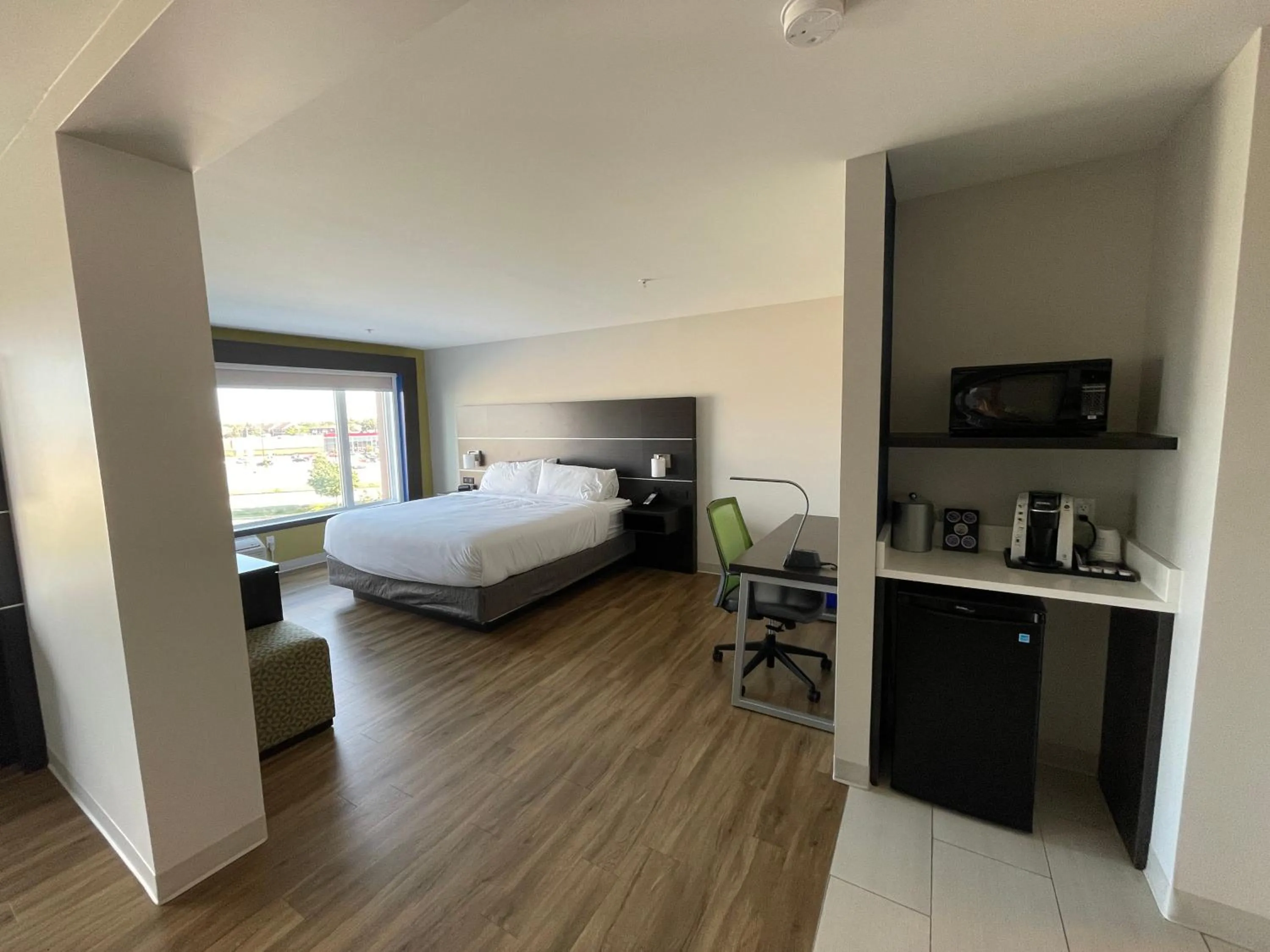 Photo of the whole room, Bed in Holiday Inn Express & Suites - Gatineau - Ottawa by IHG