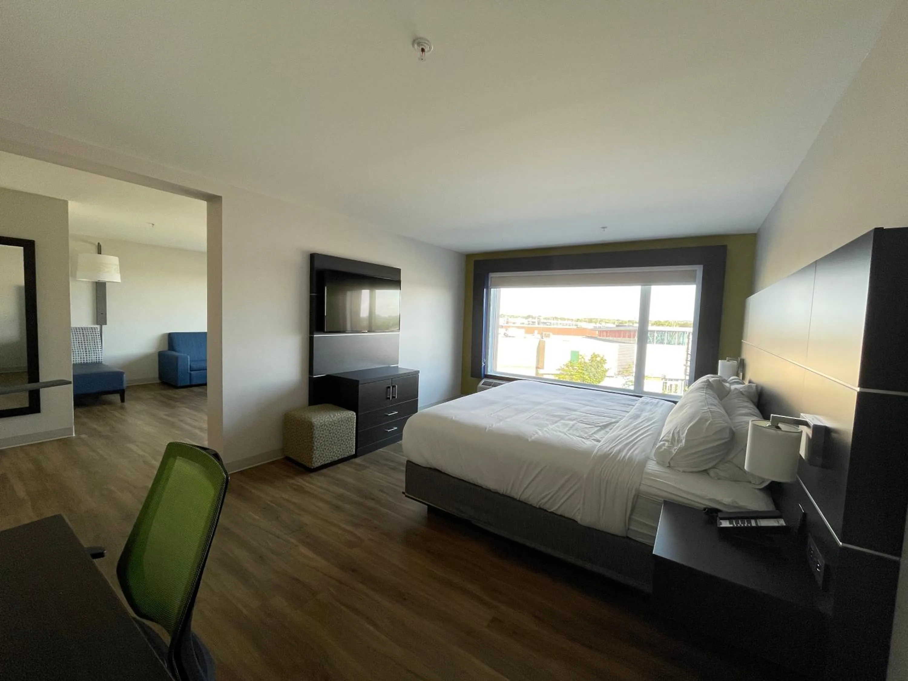 Photo of the whole room, Bed in Holiday Inn Express & Suites - Gatineau - Ottawa by IHG