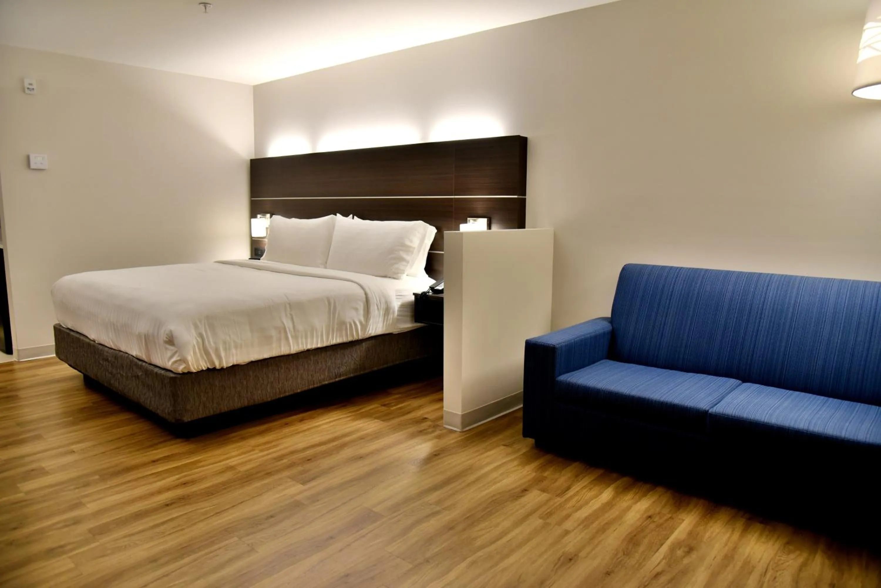 Bedroom, Bed in Holiday Inn Express & Suites - Gatineau - Ottawa by IHG