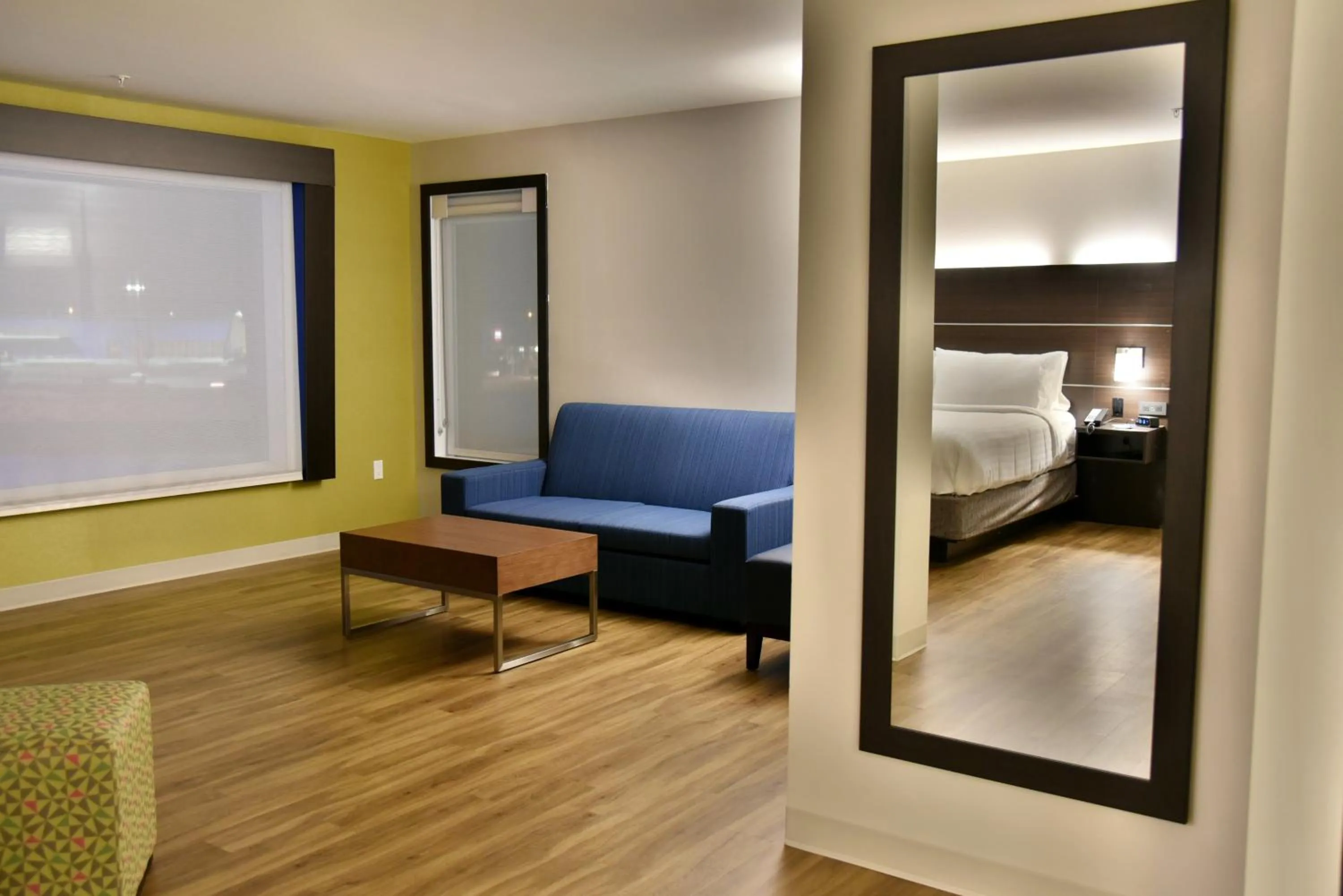 Photo of the whole room, Bed in Holiday Inn Express & Suites - Gatineau - Ottawa by IHG